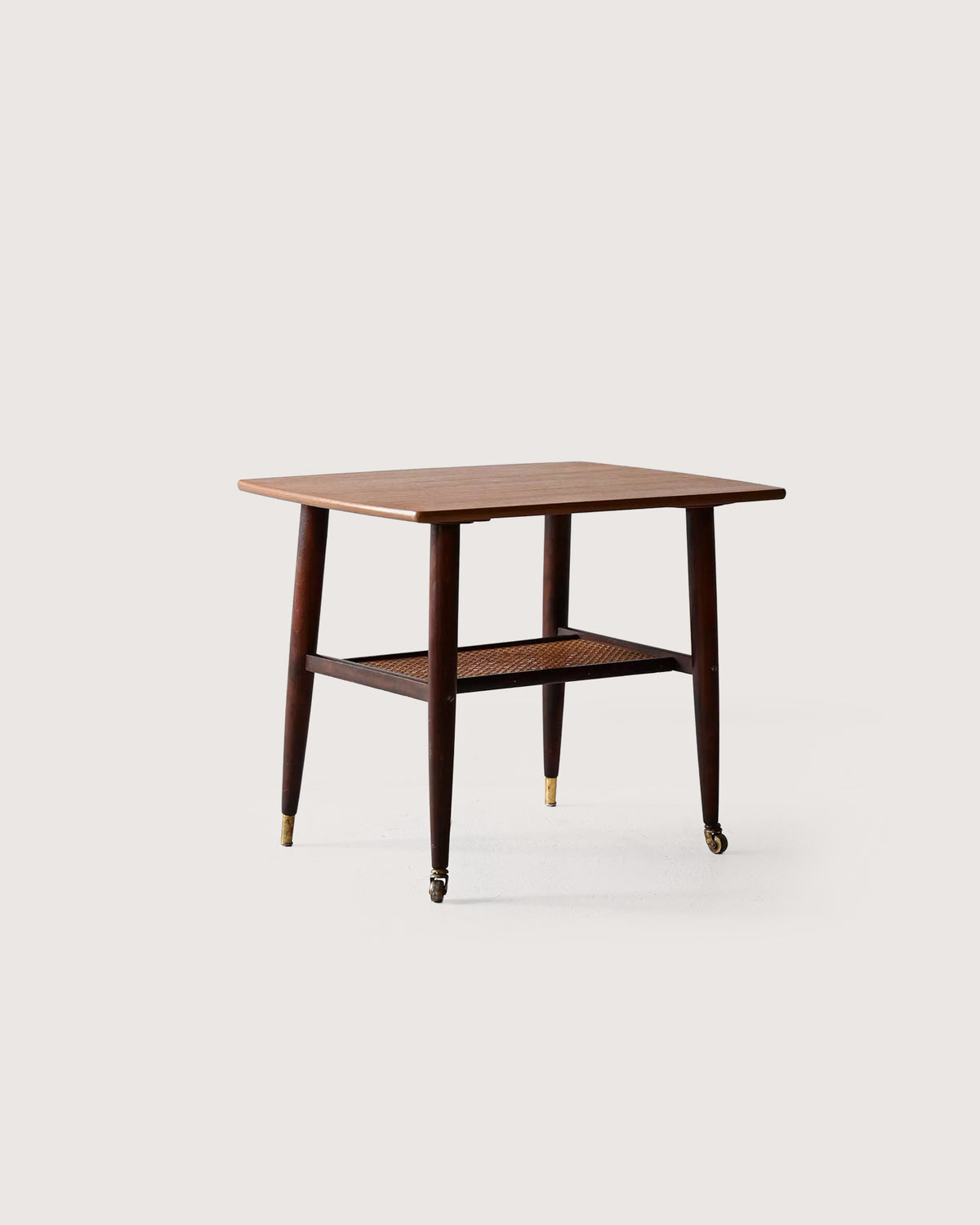 Coffee table scandinavo anni ’60 con mensola in paglia di Vienna