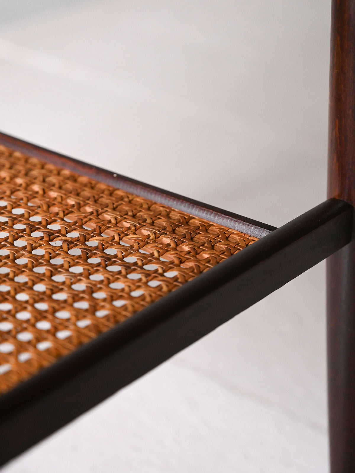 Coffee table scandinavo anni ’60 con mensola in paglia di Vienna 5