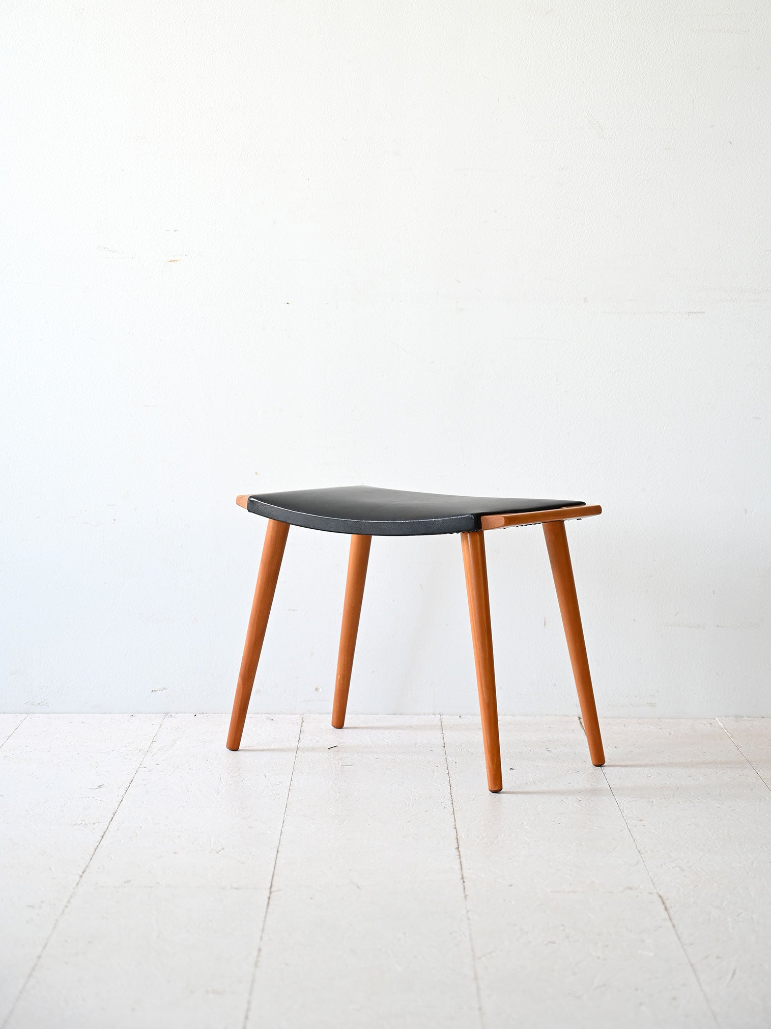 Sgabello vintage in legno e pelle 1