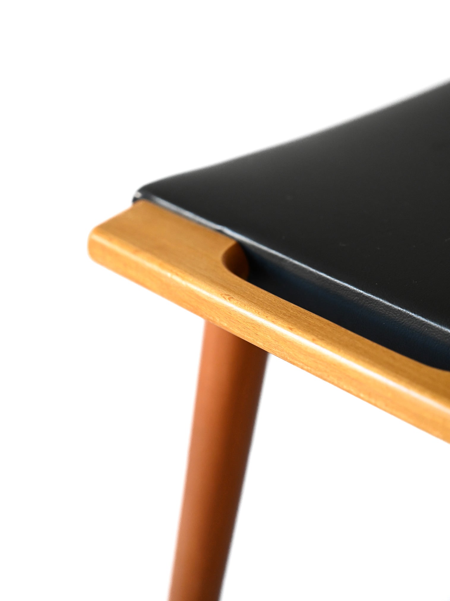 Sgabello vintage in legno e pelle 4