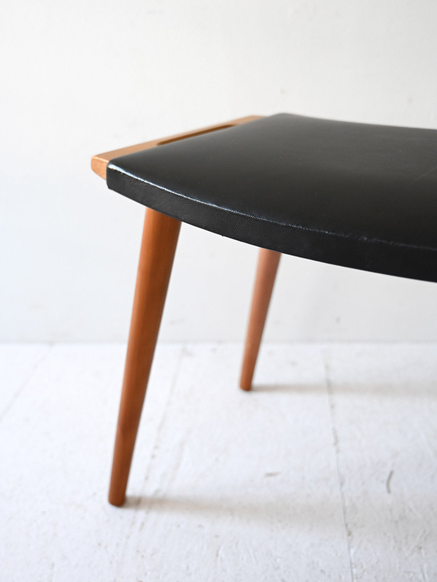 Sgabello vintage in legno e pelle 6