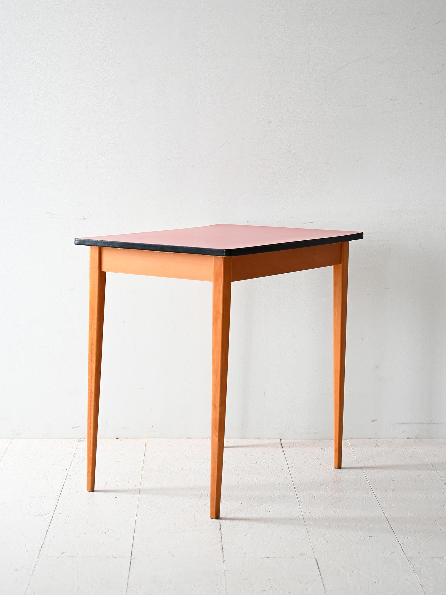 Tavolo da pranzo scandinavo anni '60 con top in formica rossa 1