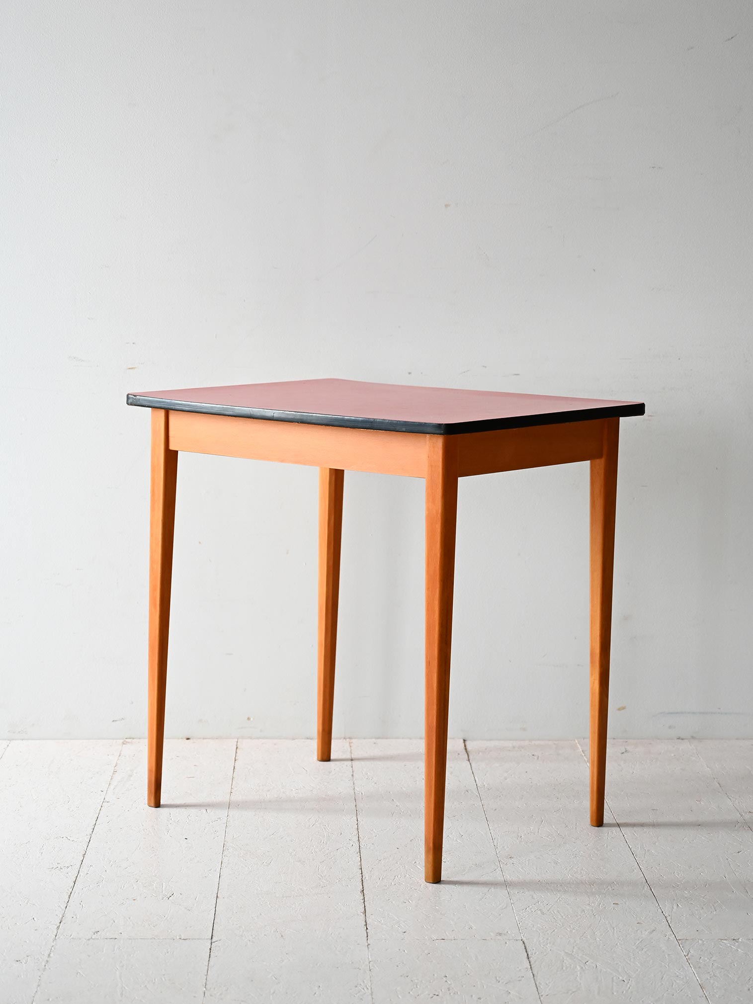 Tavolo da pranzo scandinavo anni '60 con top in formica rossa 2