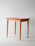 Tavolo da pranzo scandinavo anni '60 con top in formica rossa 2