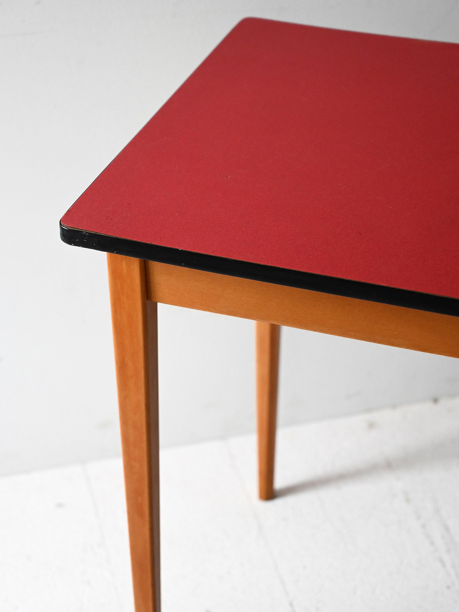 Tavolo da pranzo scandinavo anni '60 con top in formica rossa 5