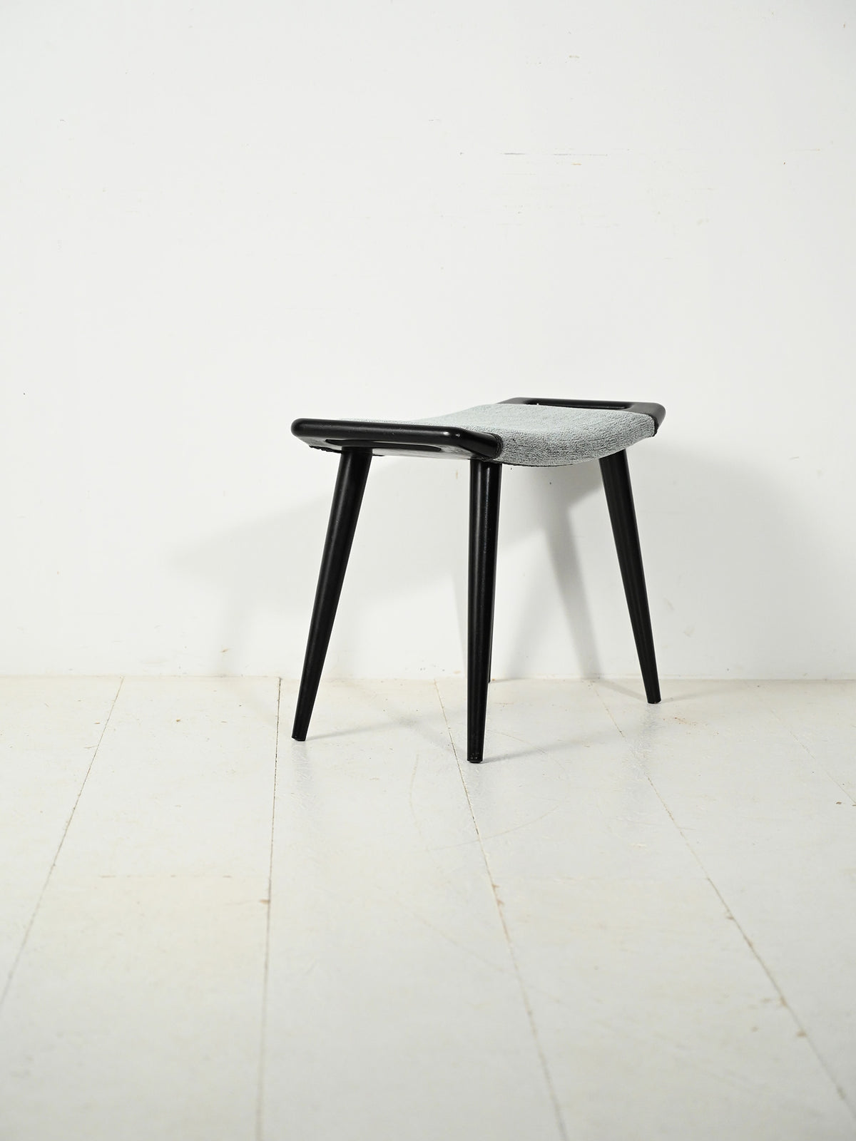 Sgabello scandinavo anni ’60 laccato nero 2