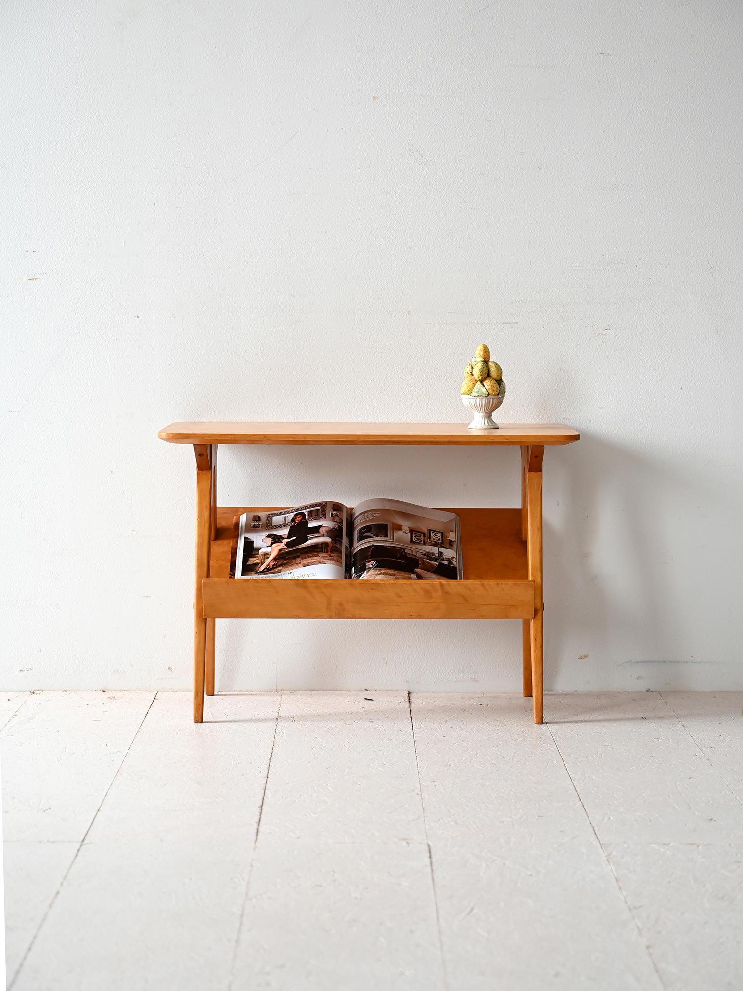 Tavolino scandinavo vintage con espositore in betulla