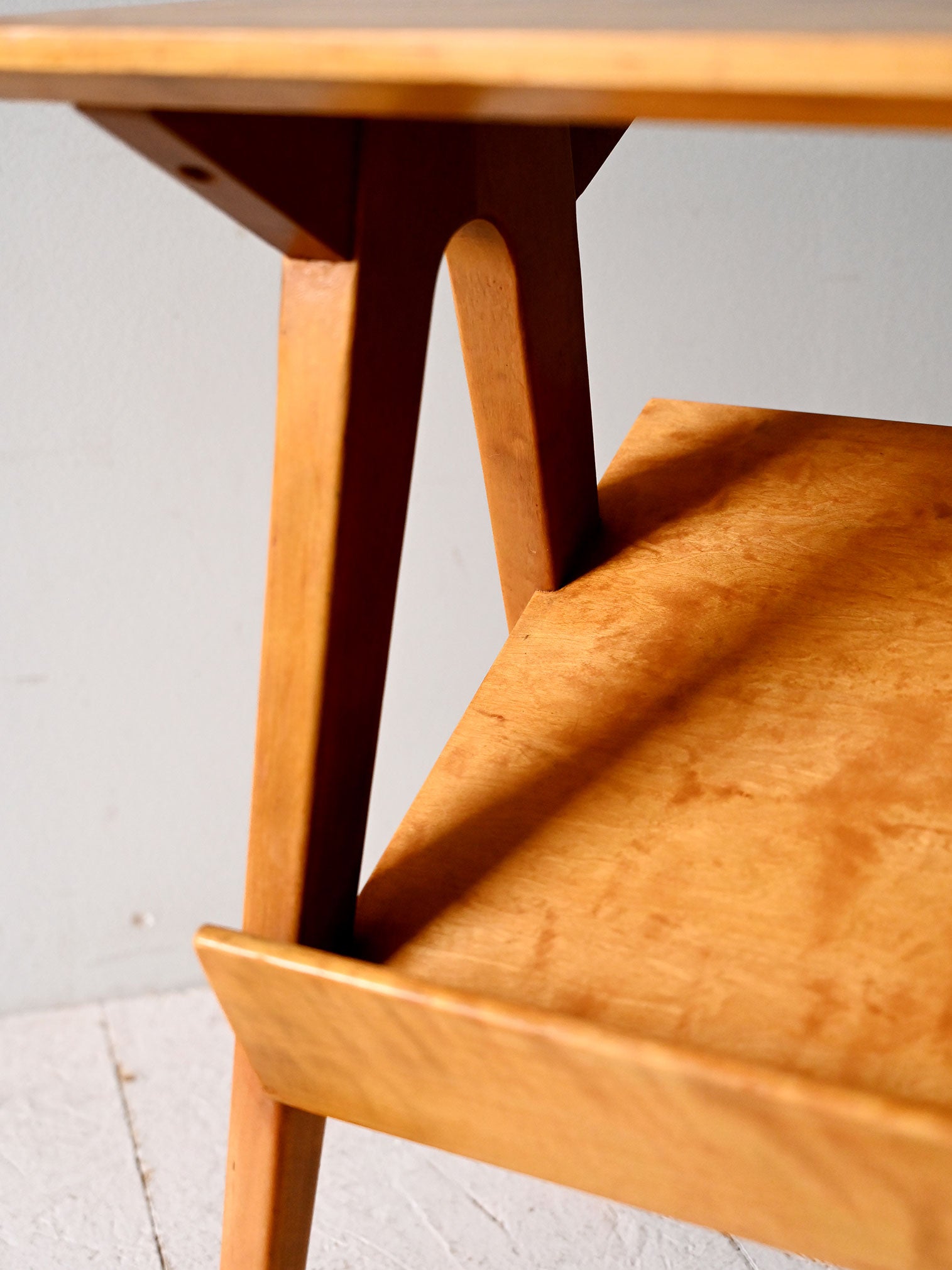 Tavolino scandinavo vintage con espositore in betulla 5