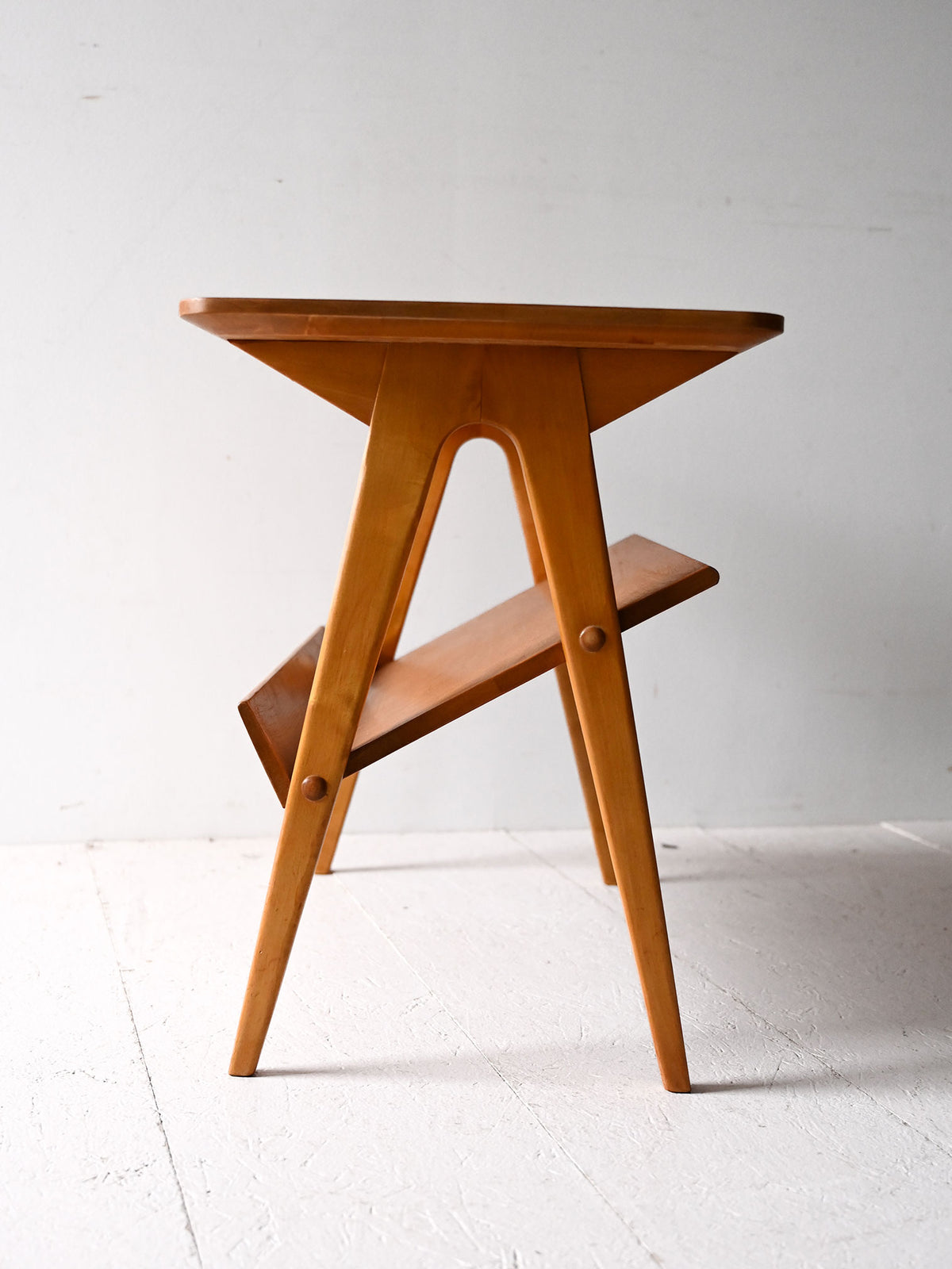 Tavolino scandinavo vintage con espositore in betulla 6