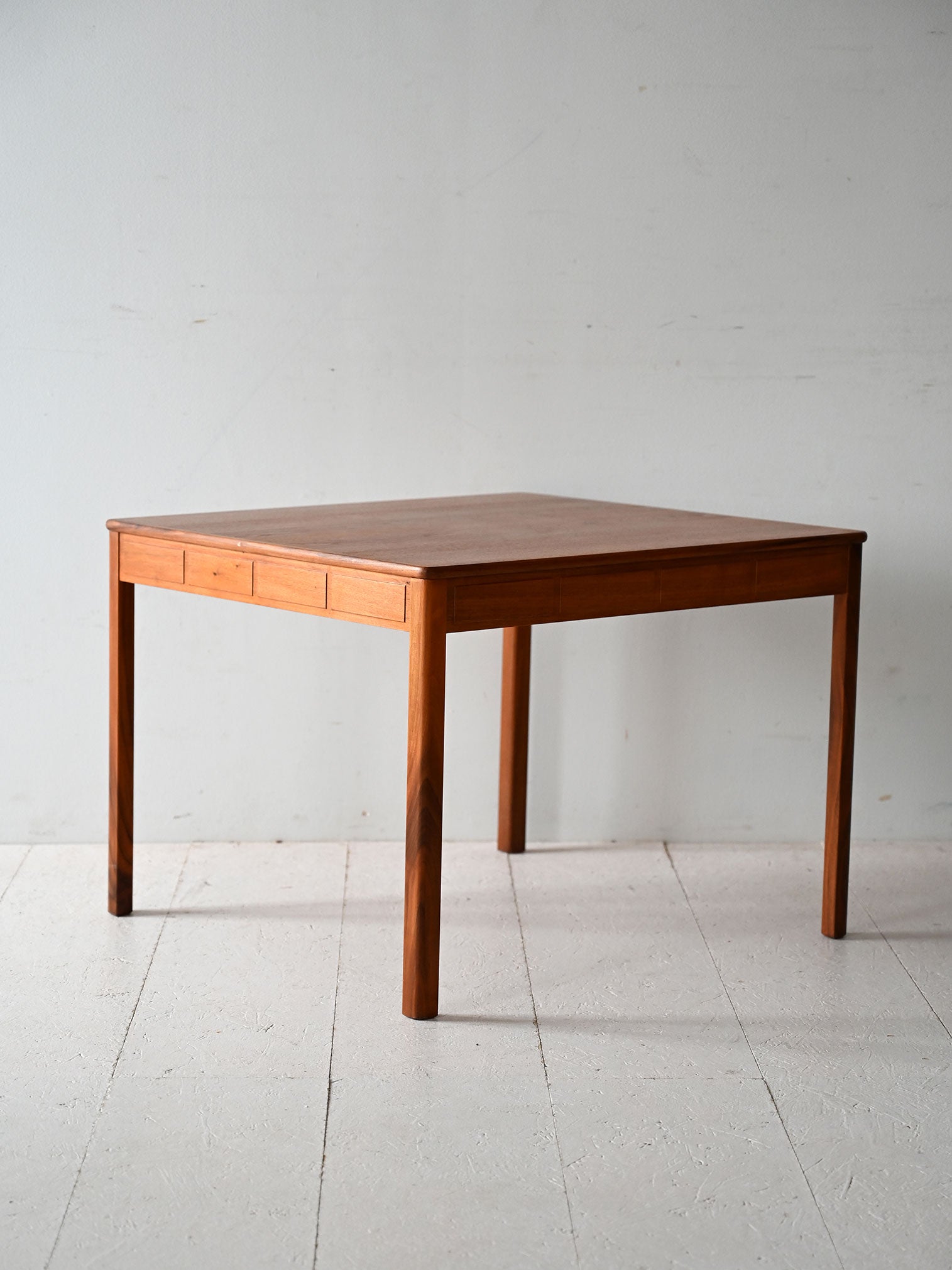 Tavolino da caffè scandinavo vintage in teak con bordo intagliato 2