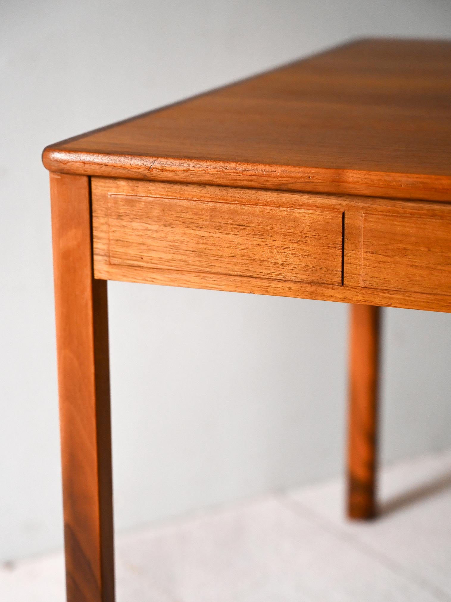 Tavolino da caffè scandinavo vintage in teak con bordo intagliato 3