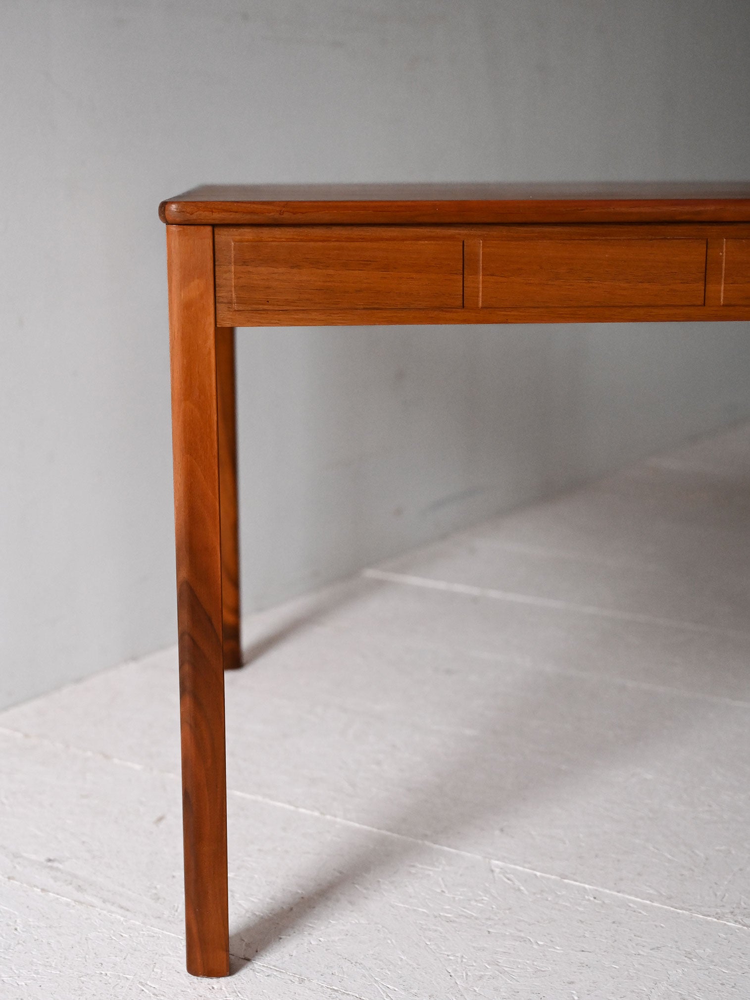 Tavolino da caffè scandinavo vintage in teak con bordo intagliato 4