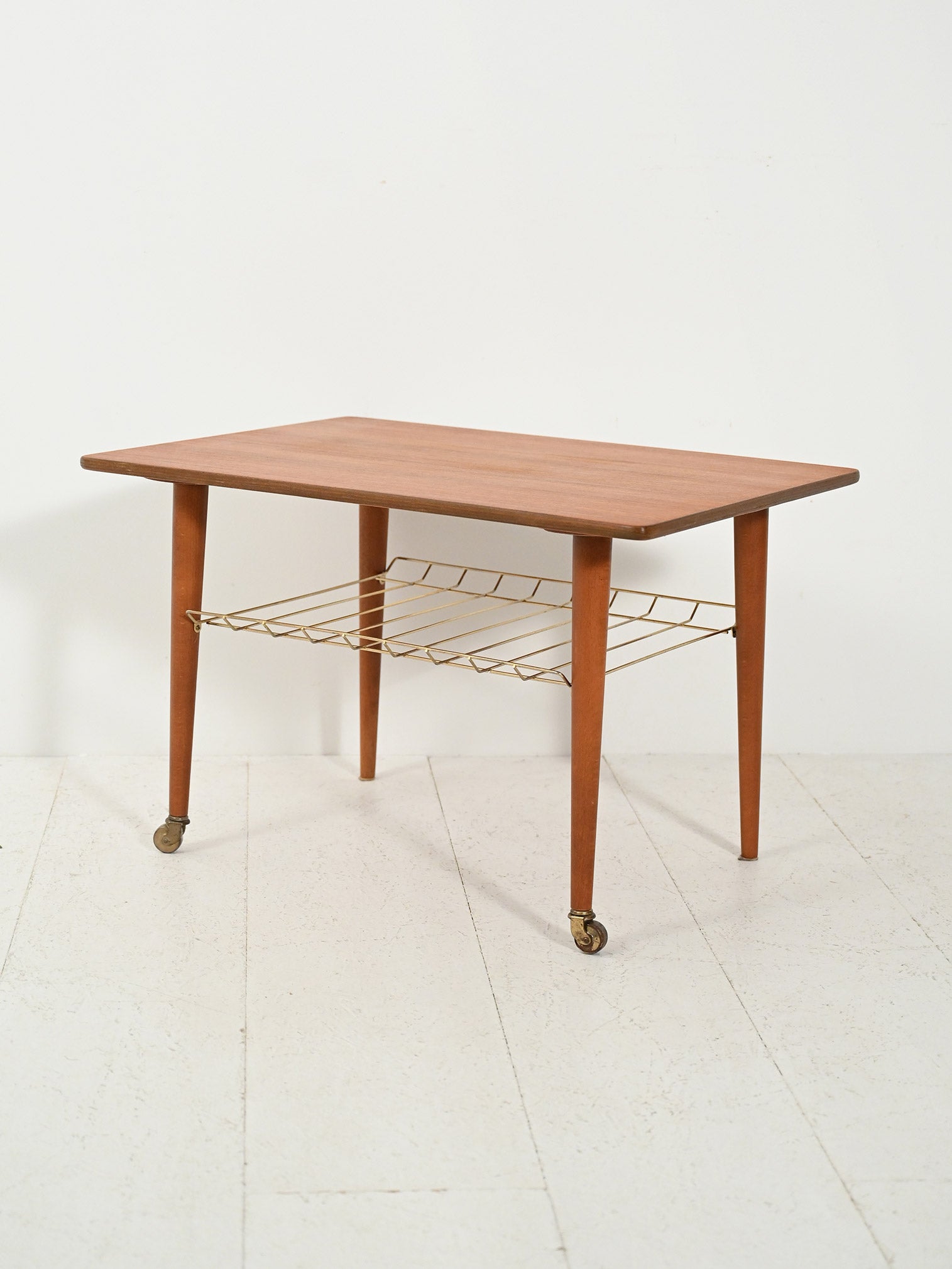 Coffee table scandinavo con mensola in ottone 1