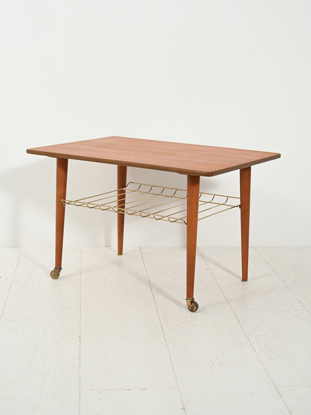 Coffee table scandinavo con mensola in ottone 1
