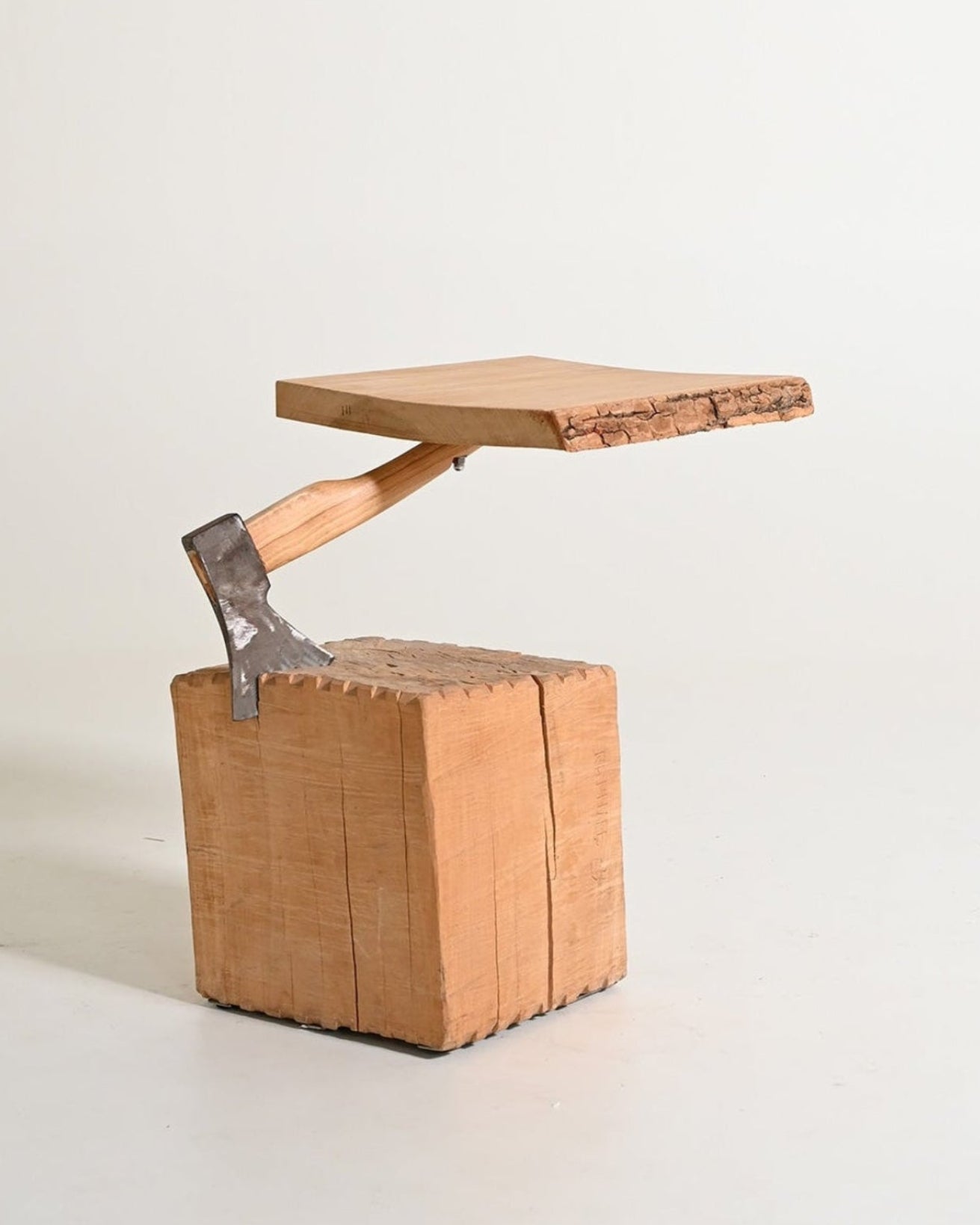 Tavolino "Chopping Block with Axe" di Raphael Springmann