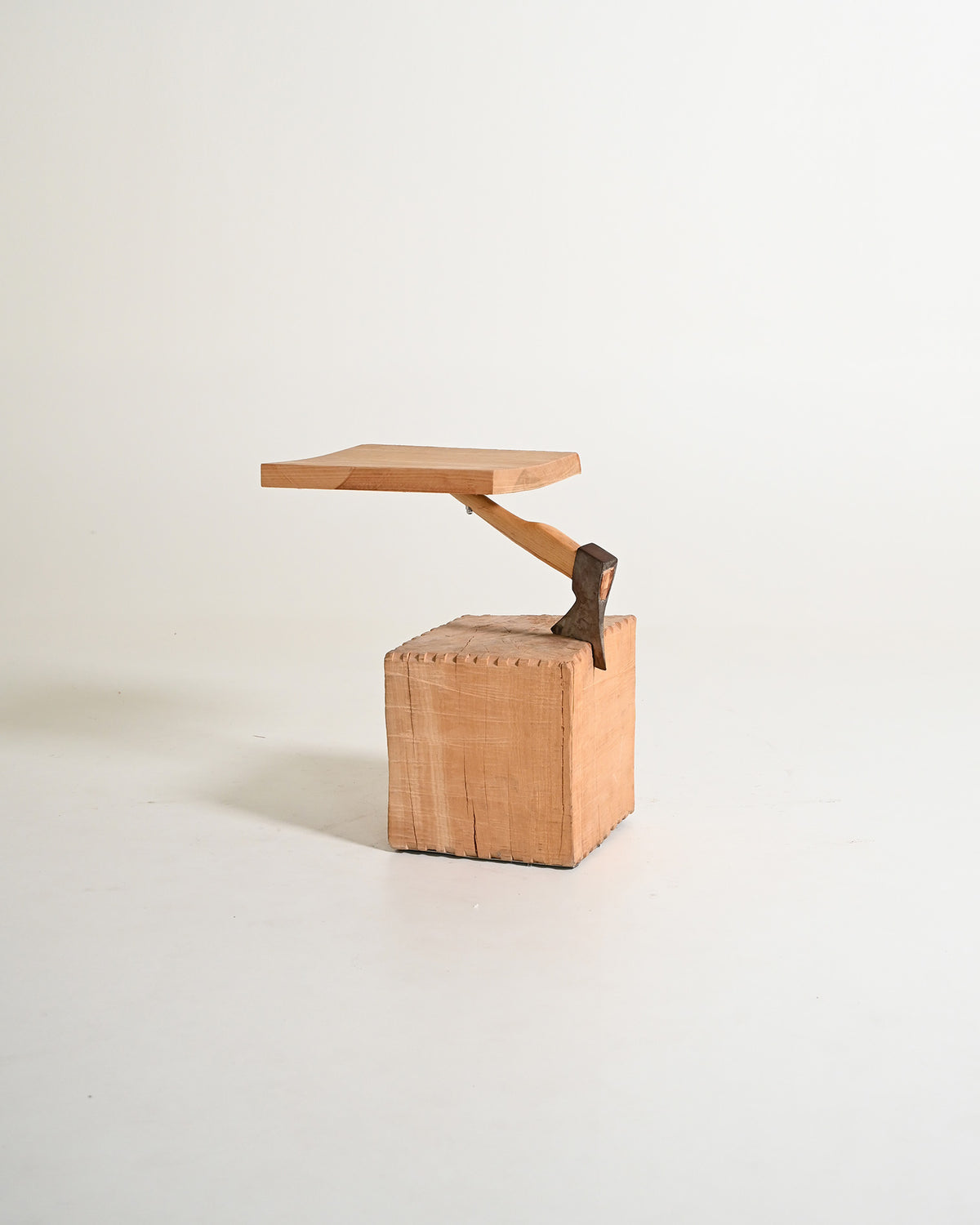 Tavolino "Chopping Block with Axe" di Raphael Springmann