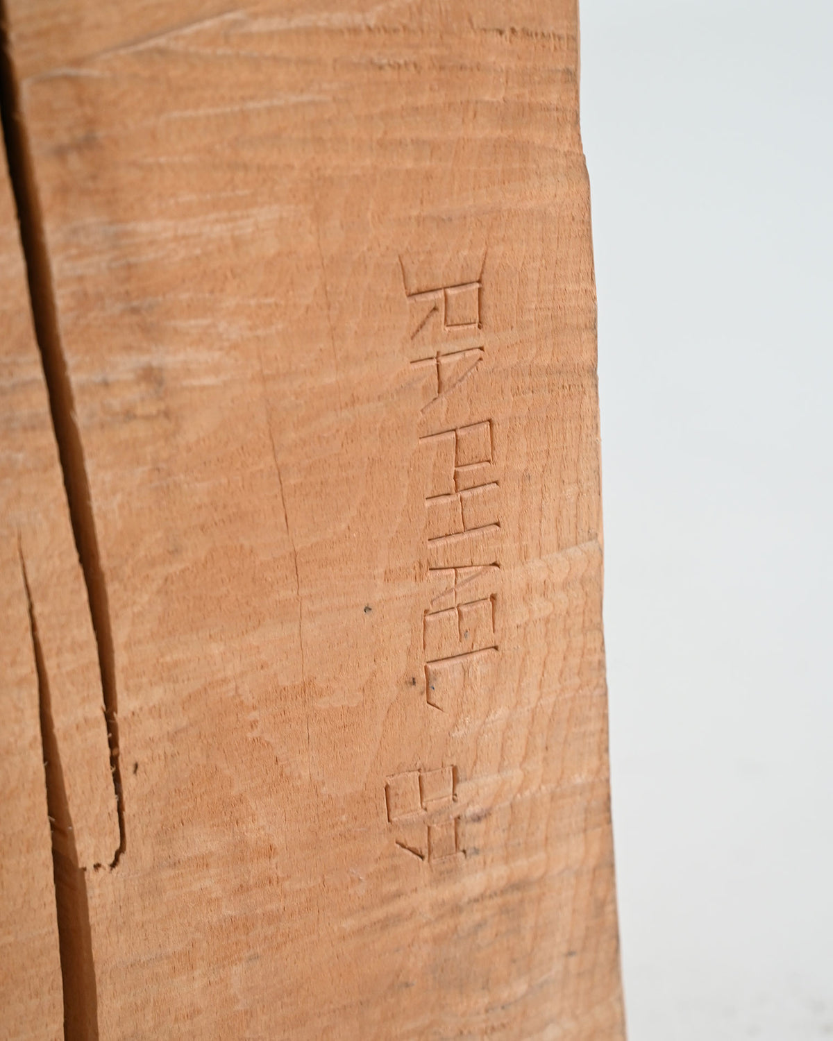 Tavolino "Chopping Block with Axe" di Raphael Springmann