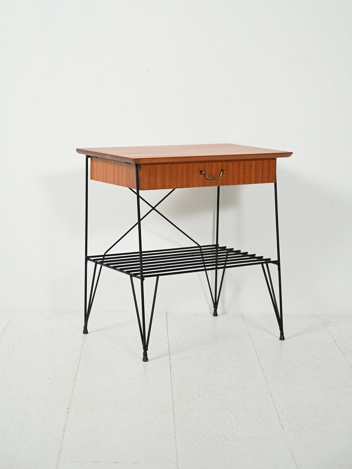 Comodino scandinavo in mogano e ferro modello “Rolf” 2