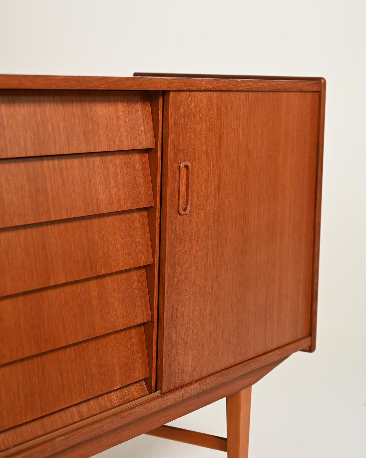 Sideboard scandinavo in teak con cassetti a tegola, anni '60