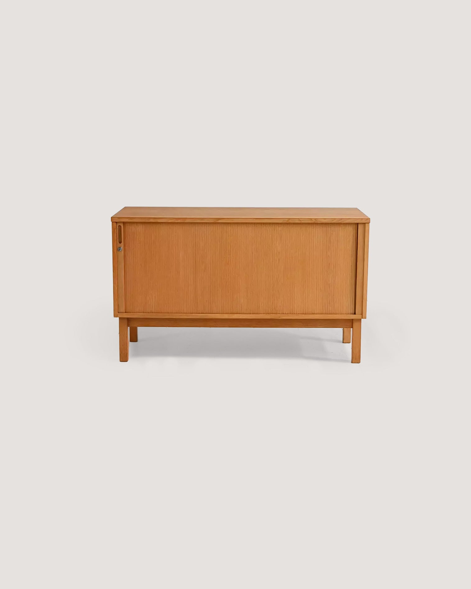 Cabinet scandinavo in rovere con anta a rullo, anni ’60