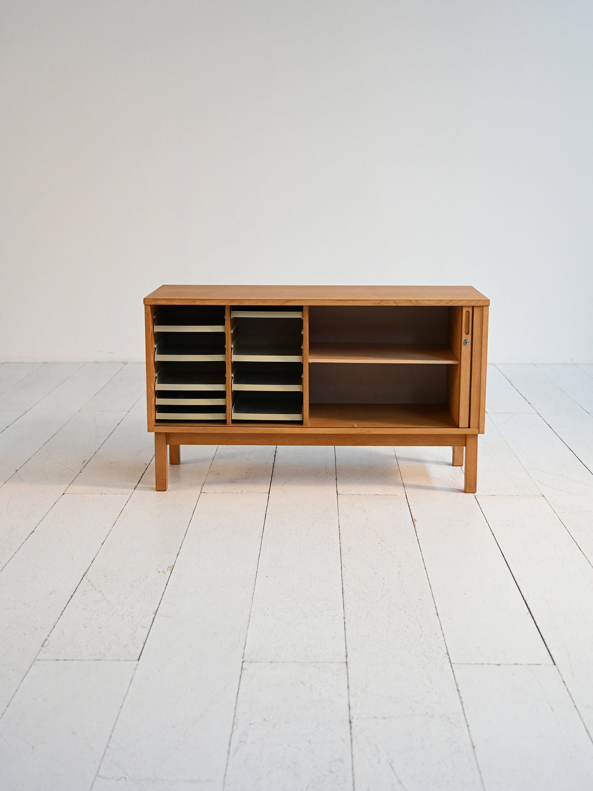 Cabinet scandinavo in rovere con anta a rullo, anni ’60 1