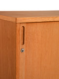 Cabinet scandinavo in rovere con anta a rullo, anni ’60 6