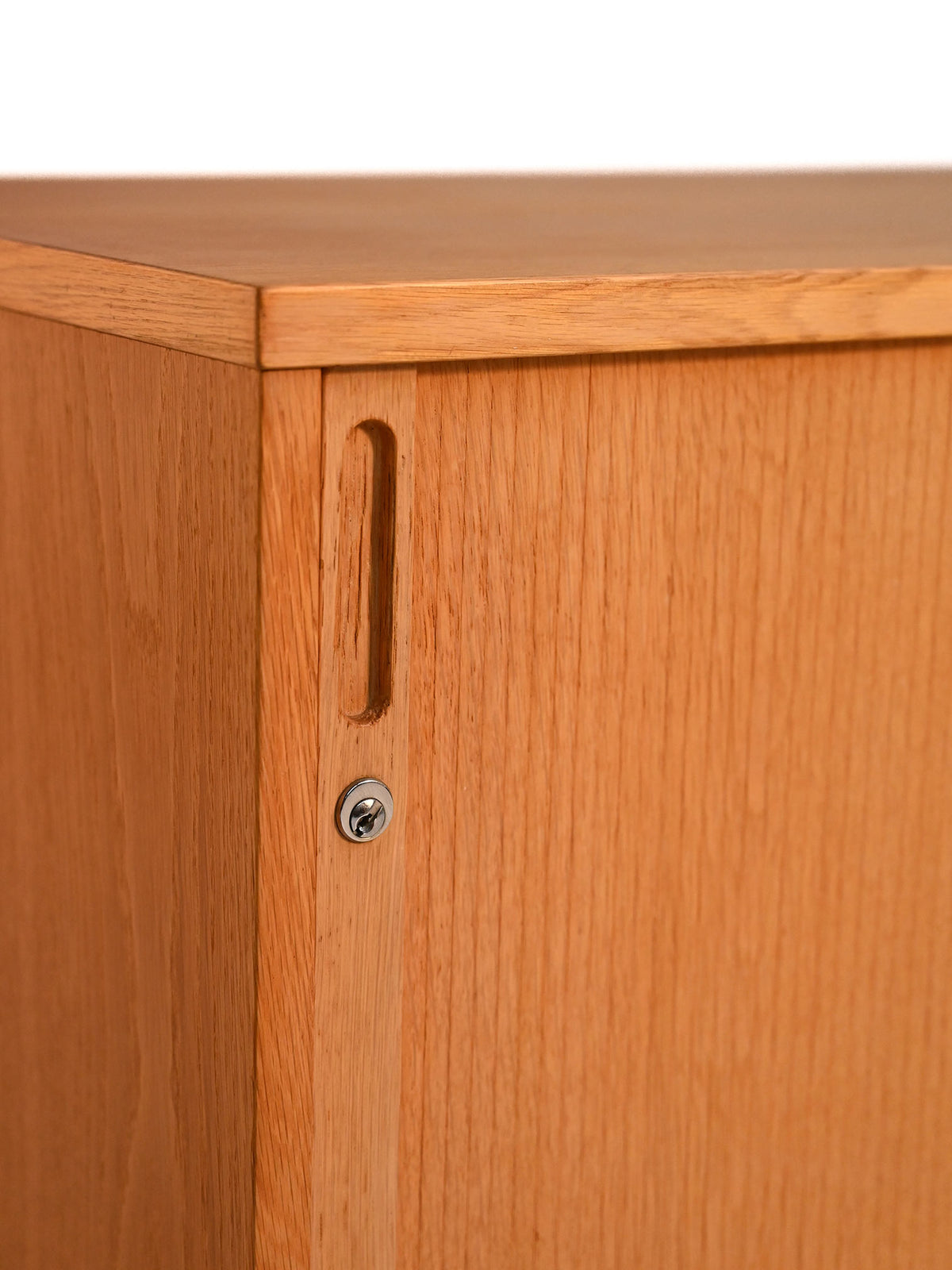 Cabinet scandinavo in rovere con anta a rullo, anni ’60 6