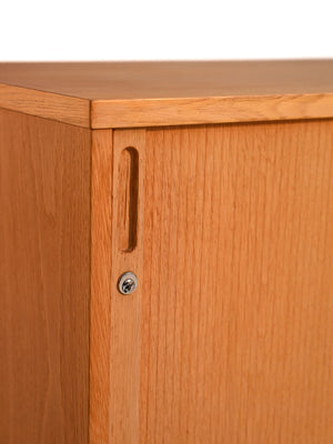 Cabinet scandinavo in rovere con anta a rullo, anni ’60 6