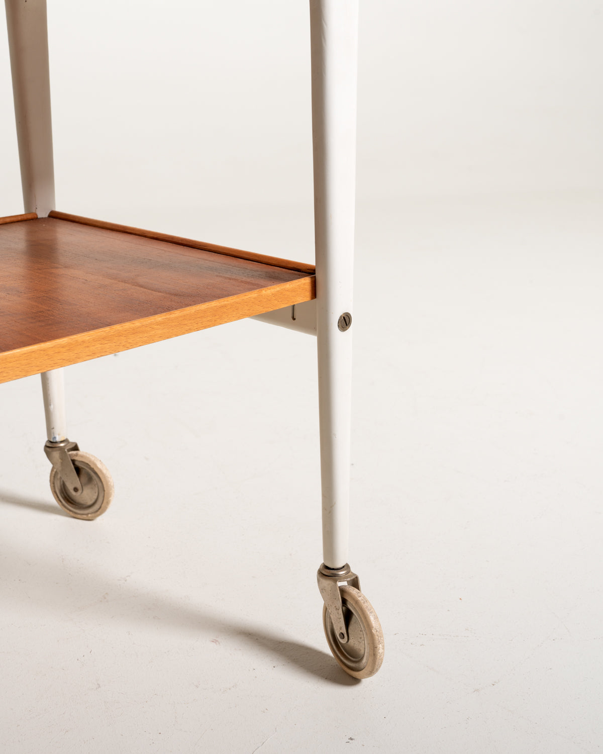 Carrello bianco "Thea" di Yngve Ekström con inserti in teak, anni 60