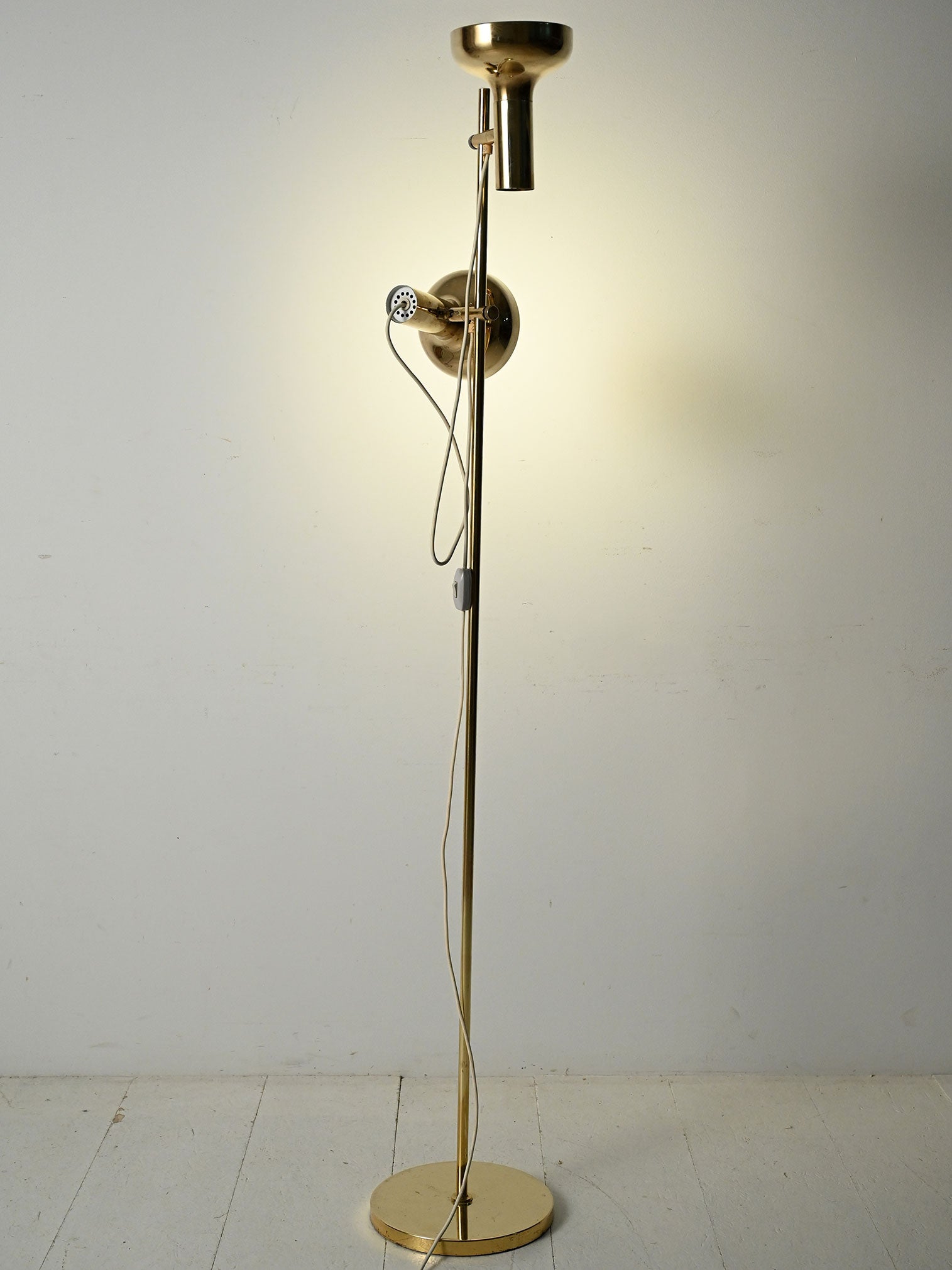 Lampada da terra scandinava in ottone con due punti luce regolabili 1