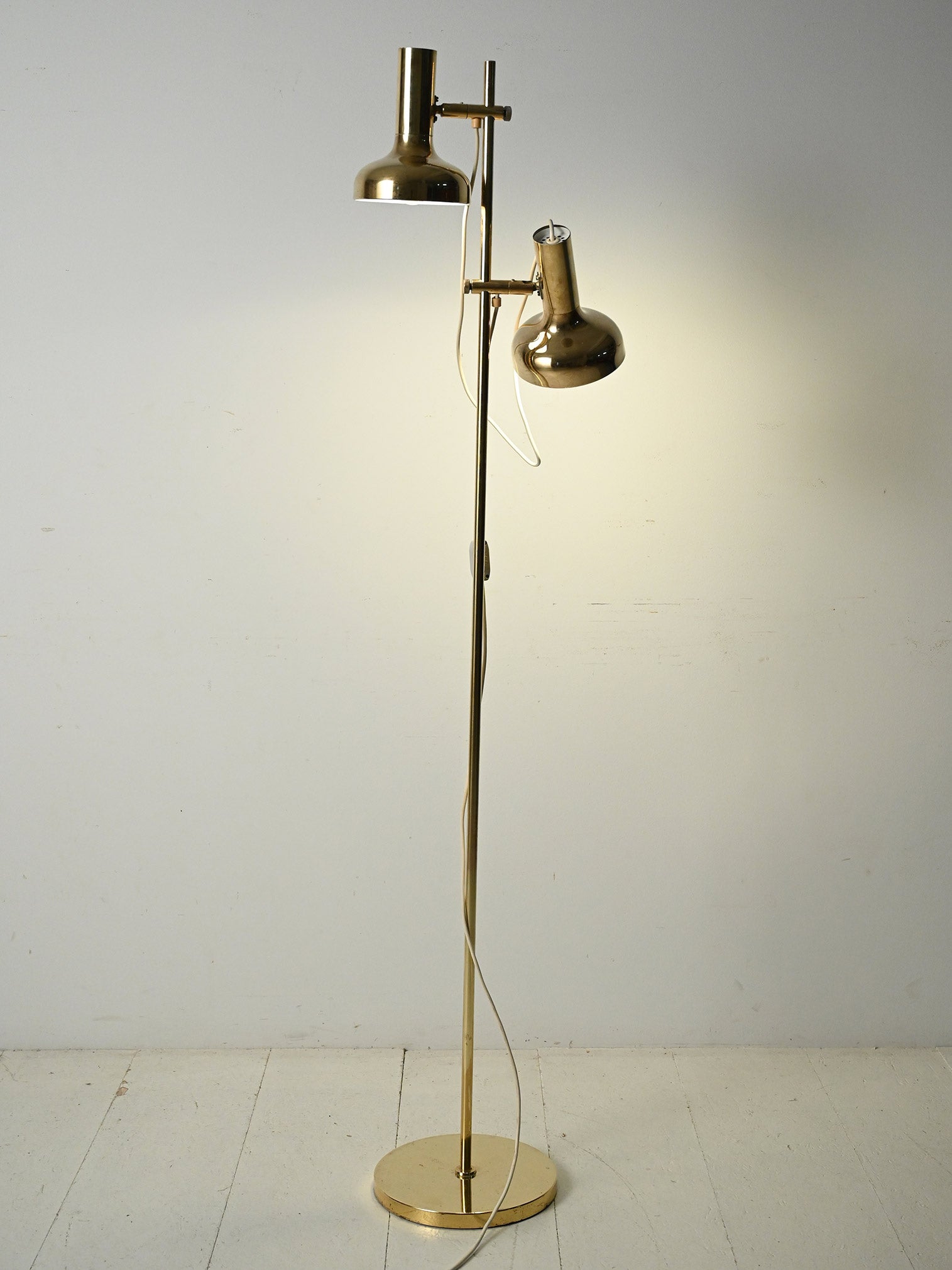 Lampada da terra scandinava in ottone con due punti luce regolabili 2