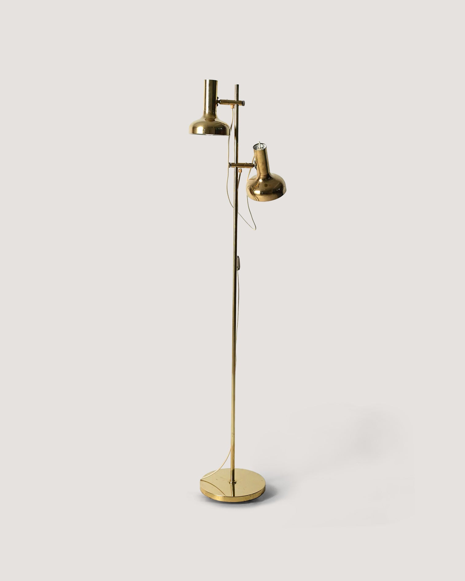 Lampada da terra scandinava in ottone con due punti luce regolabili