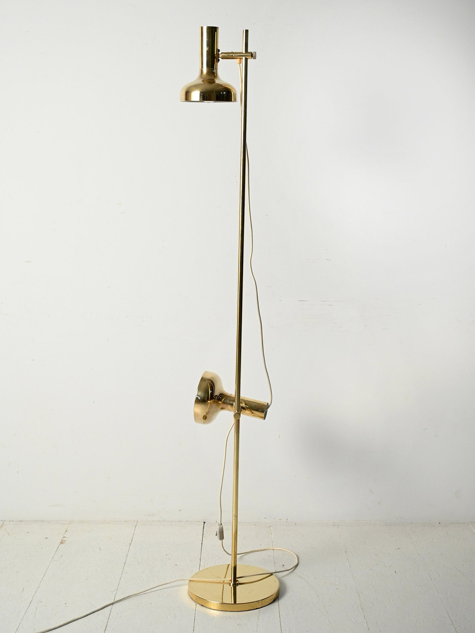 Lampada da terra scandinava in ottone con due punti luce regolabili 3