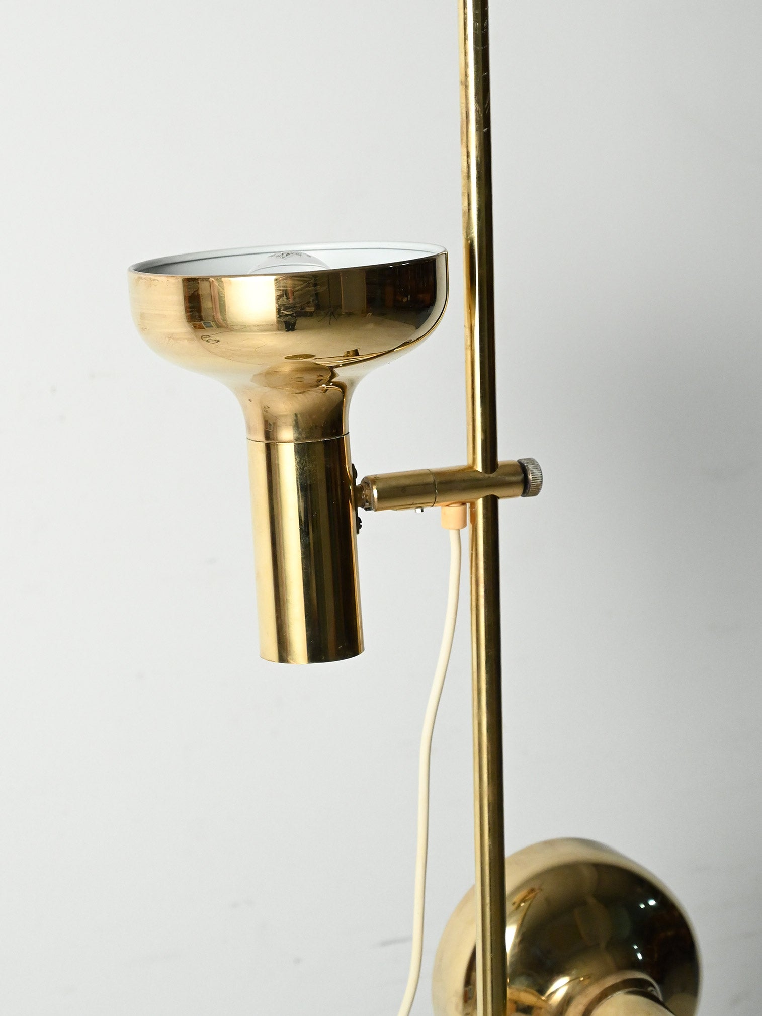 Lampada da terra scandinava in ottone con due punti luce regolabili 5