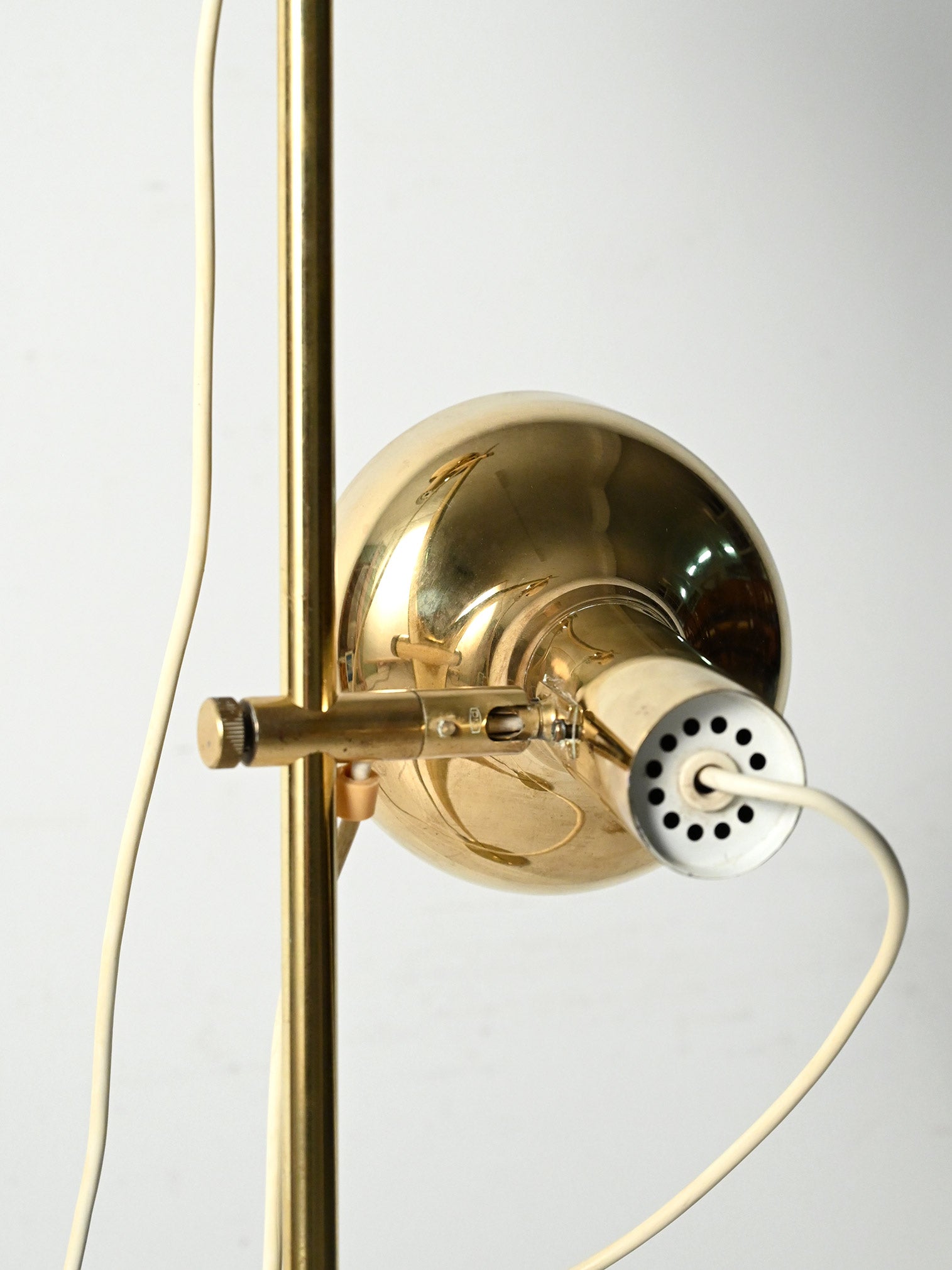 Lampada da terra scandinava in ottone con due punti luce regolabili 6