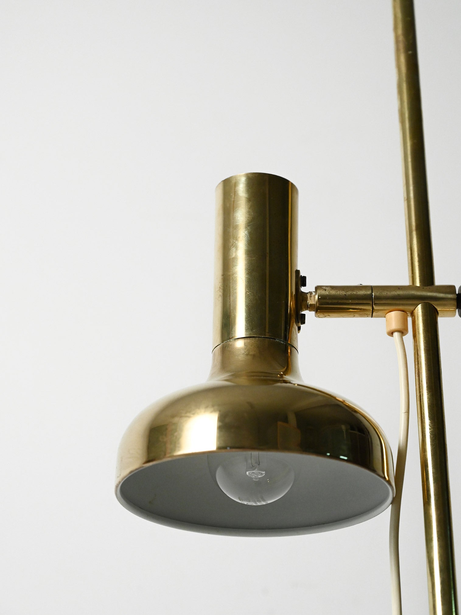 Lampada da terra scandinava in ottone con due punti luce regolabili 9