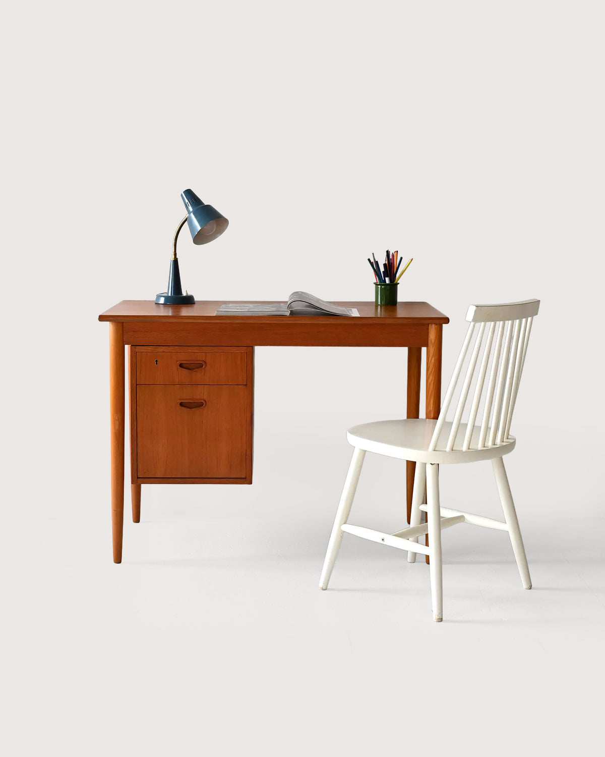 Scrivania scandinava vintage con cassetti regolabili