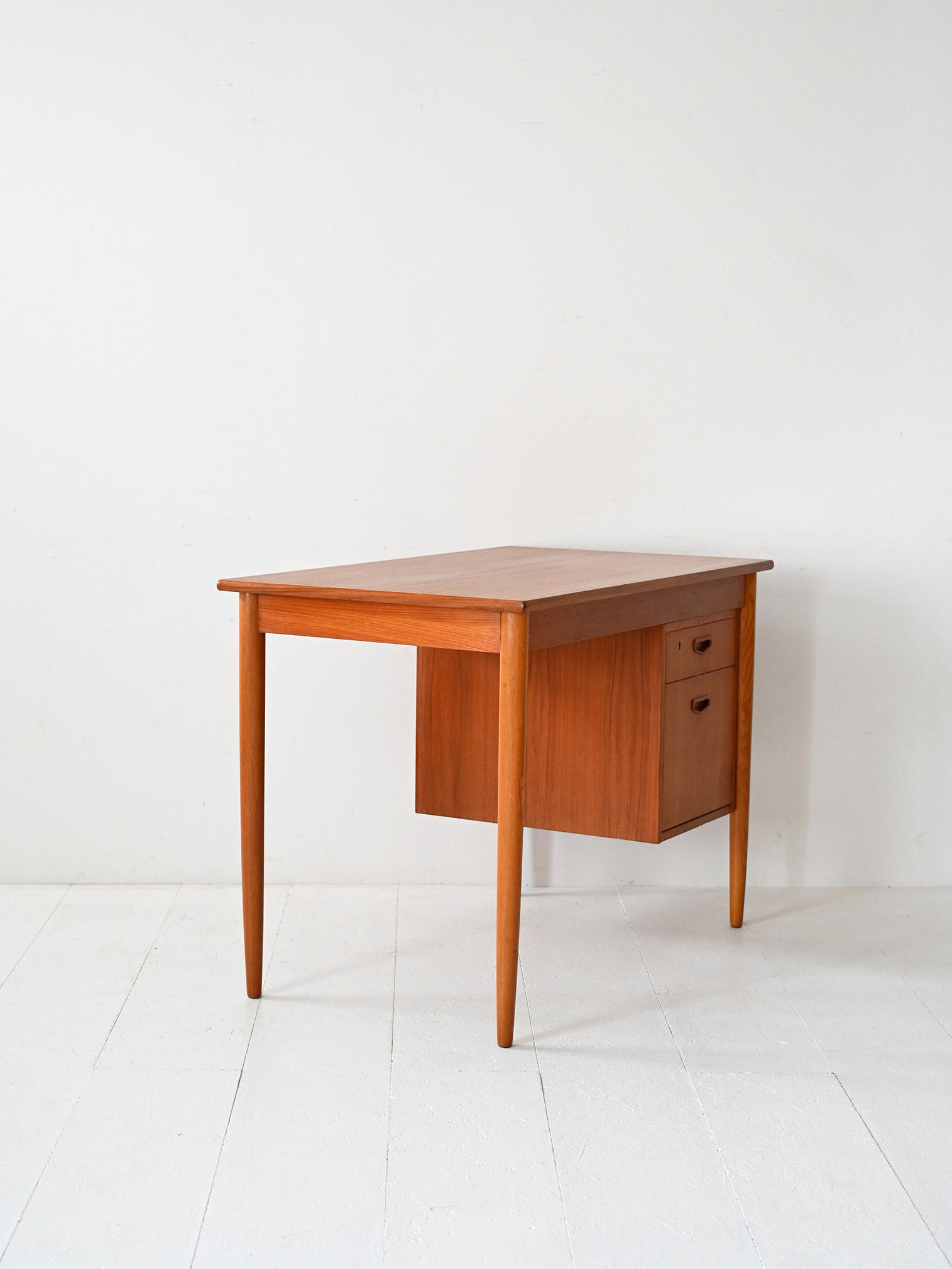 Scrivania scandinava vintage con cassetti regolabili 3