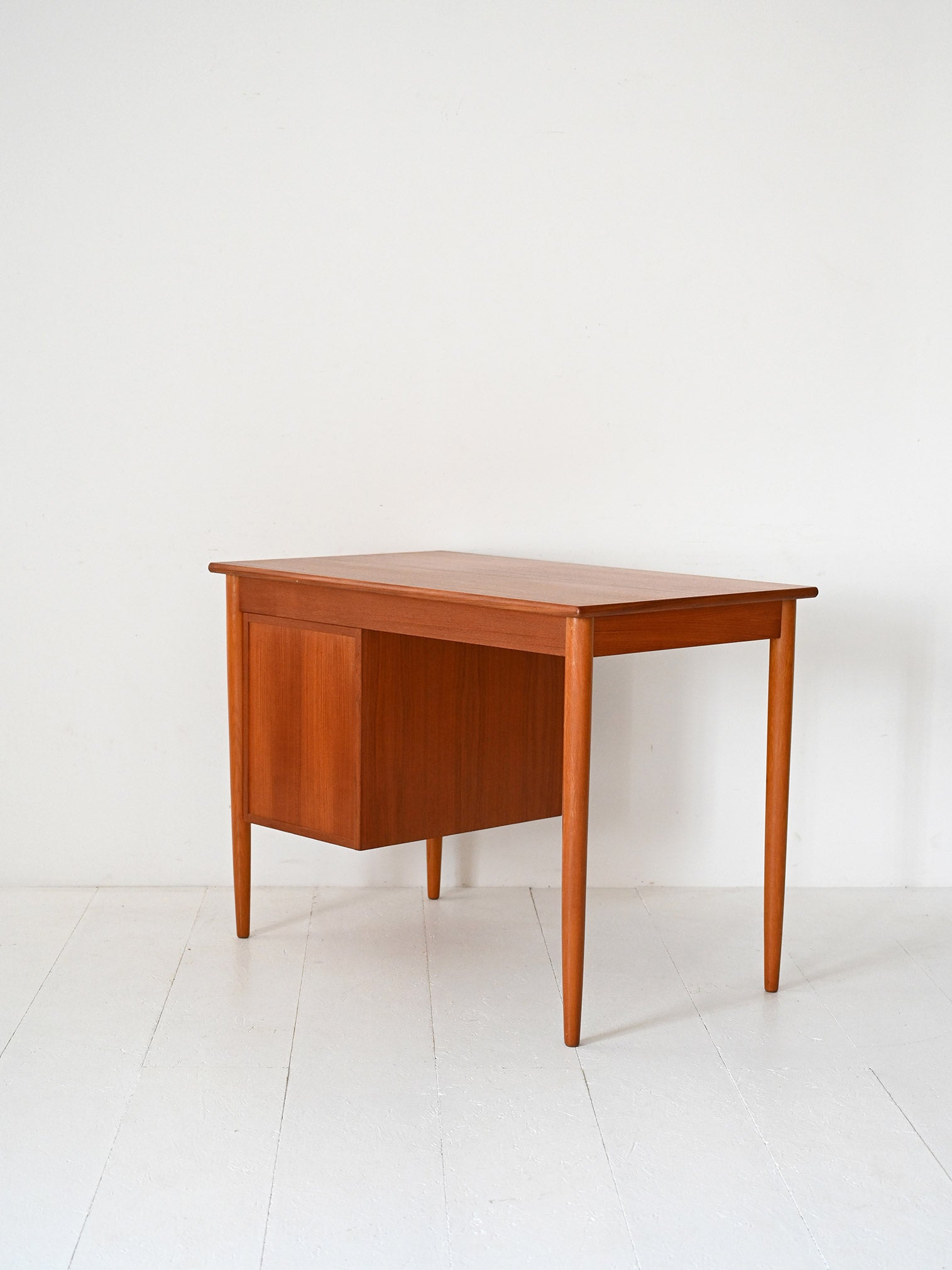 Scrivania scandinava vintage con cassetti regolabili 4