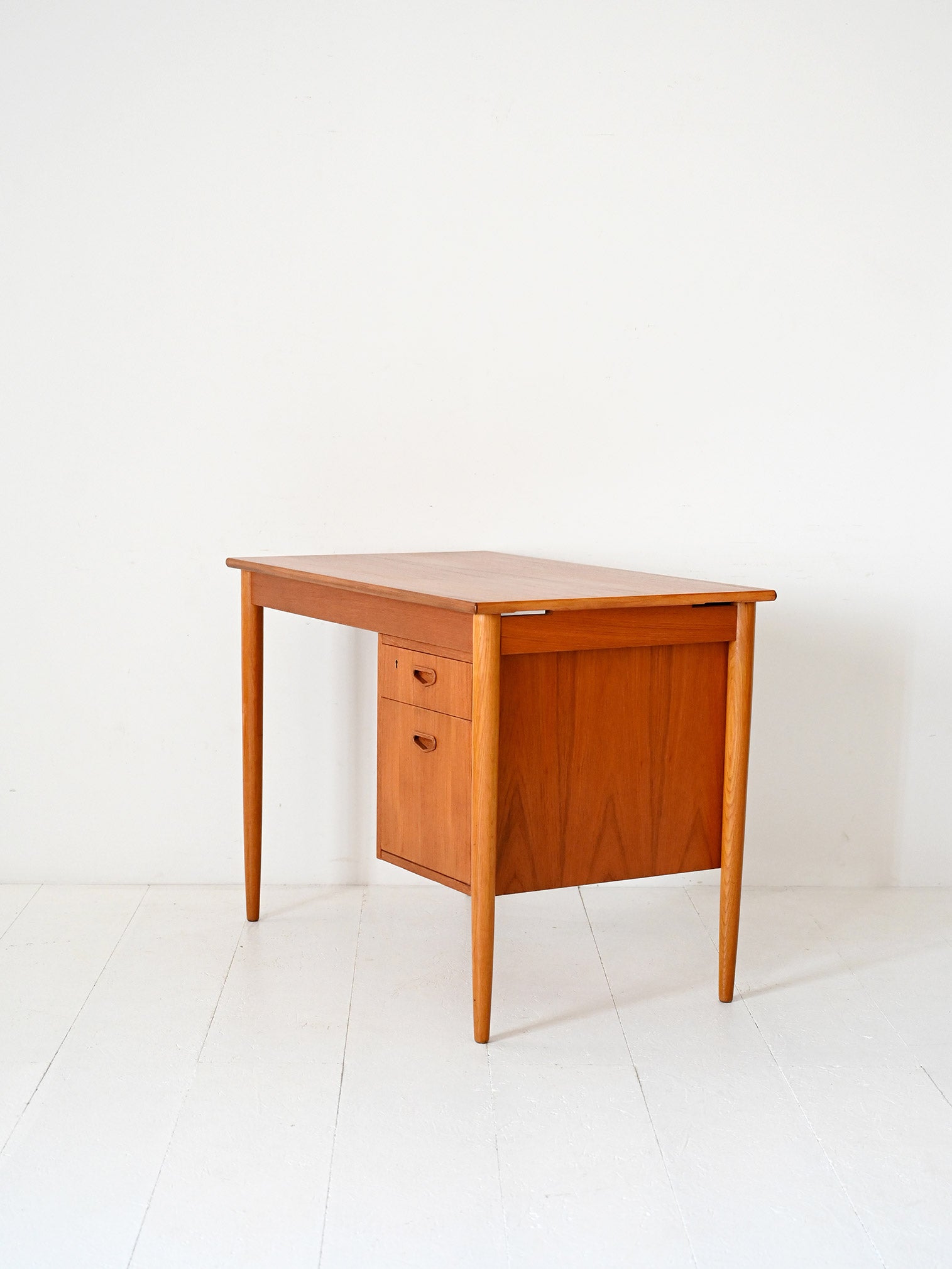 Scrivania scandinava vintage con cassetti regolabili 5