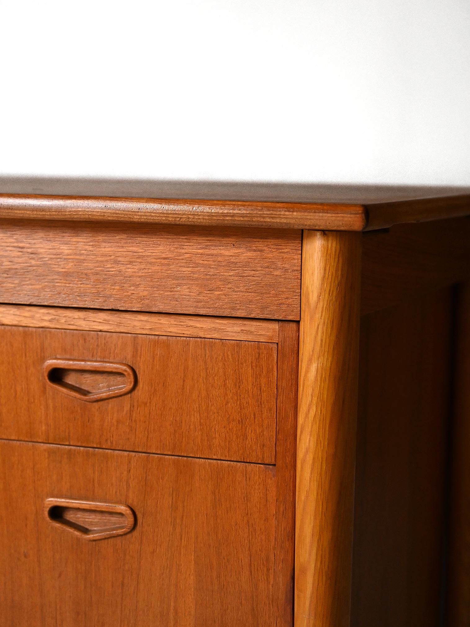 Scrivania scandinava vintage con cassetti regolabili 7