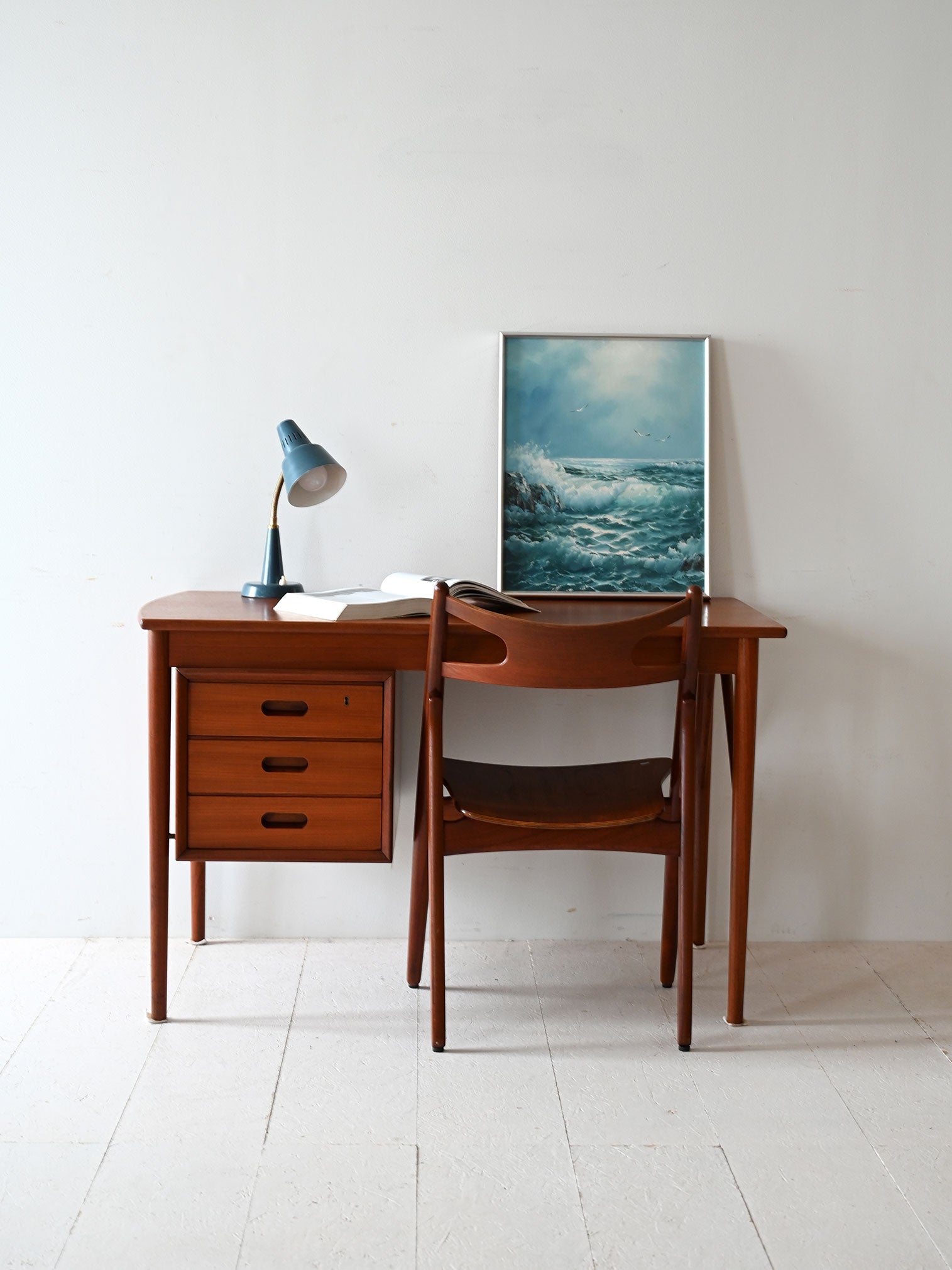 Scrivania scandinava vintage con blocco di cassetti e vano libreria