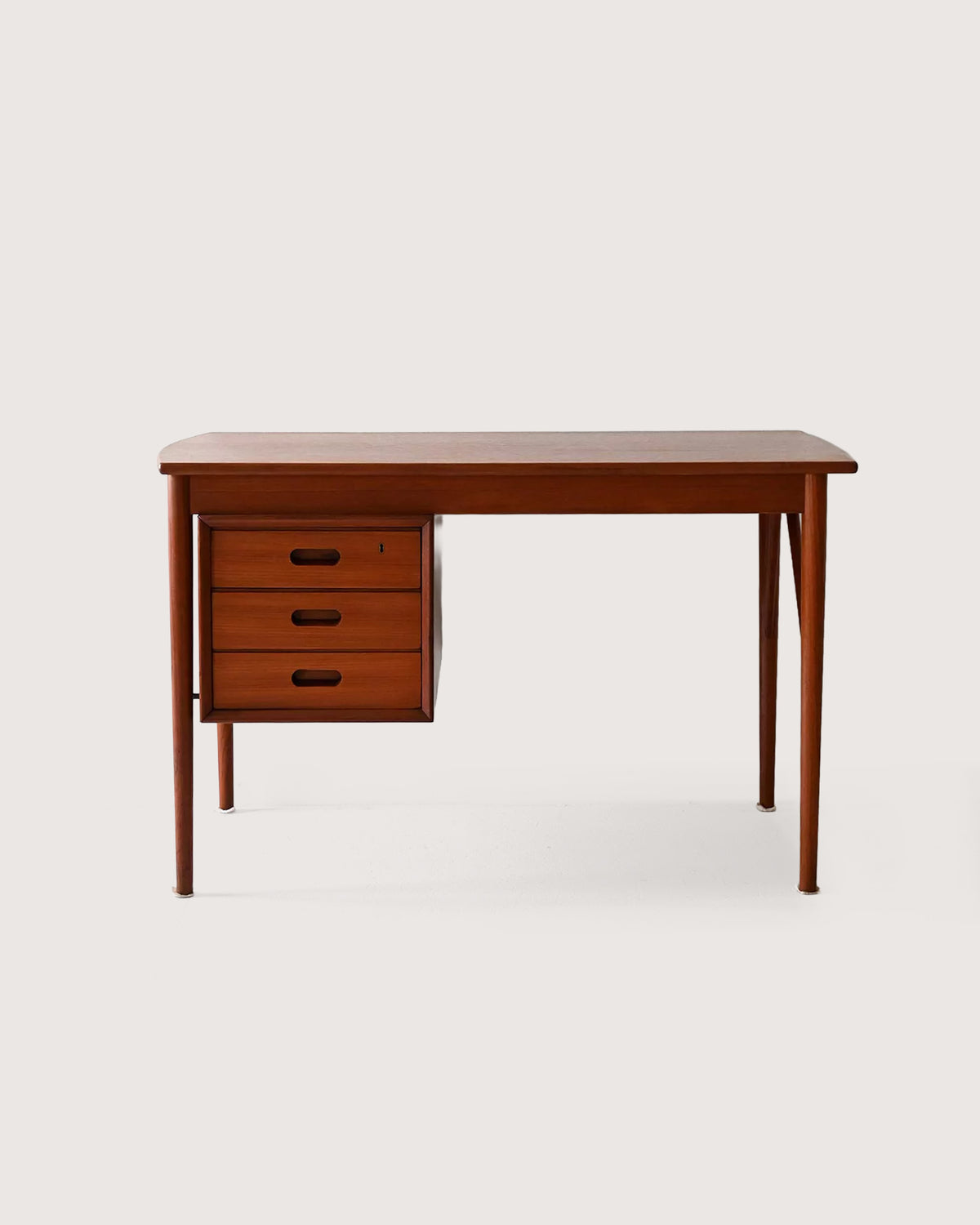 Scrivania scandinava vintage con blocco di cassetti e vano libreria