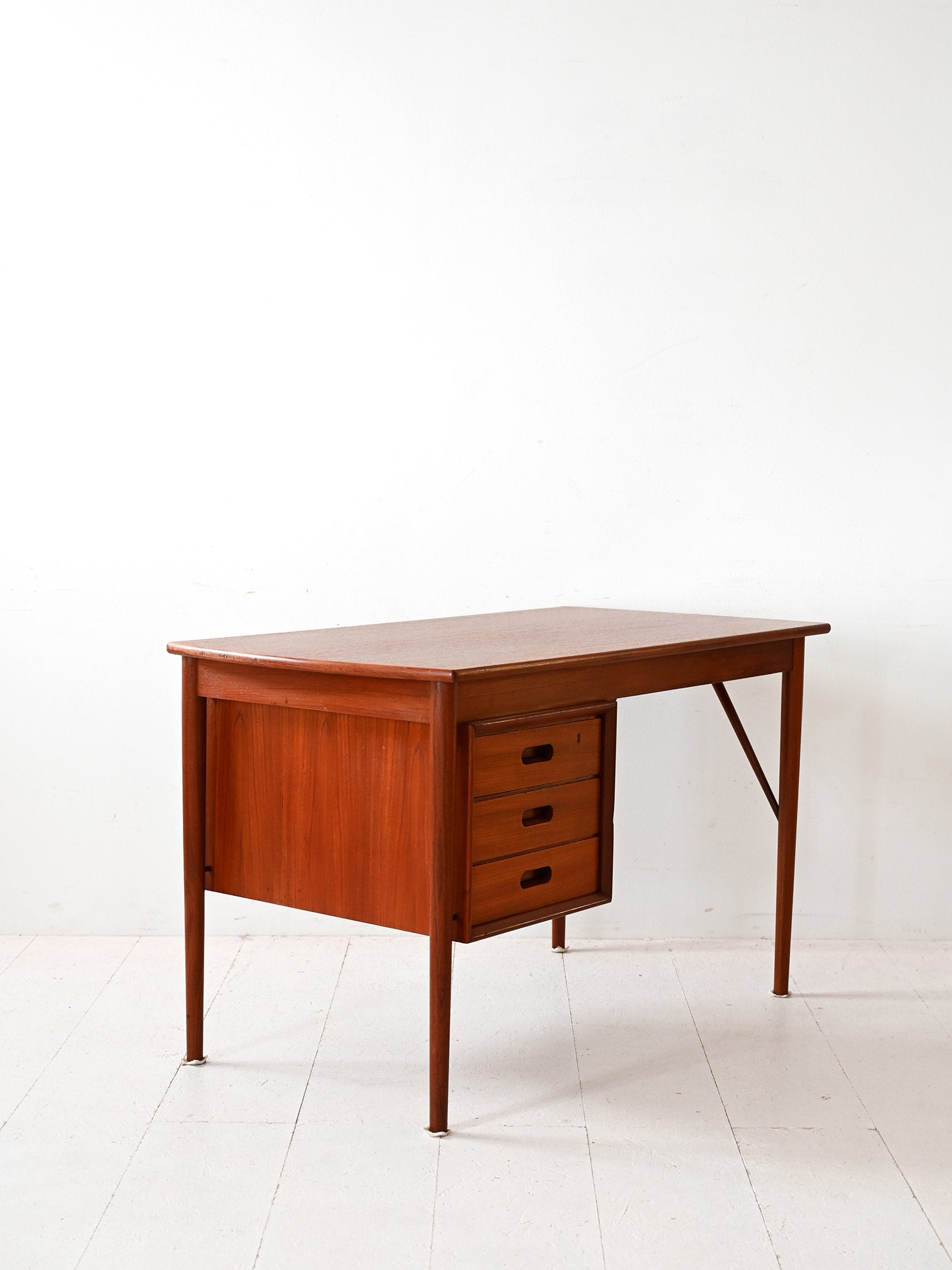 Scrivania scandinava vintage con blocco di cassetti e vano libreria 2
