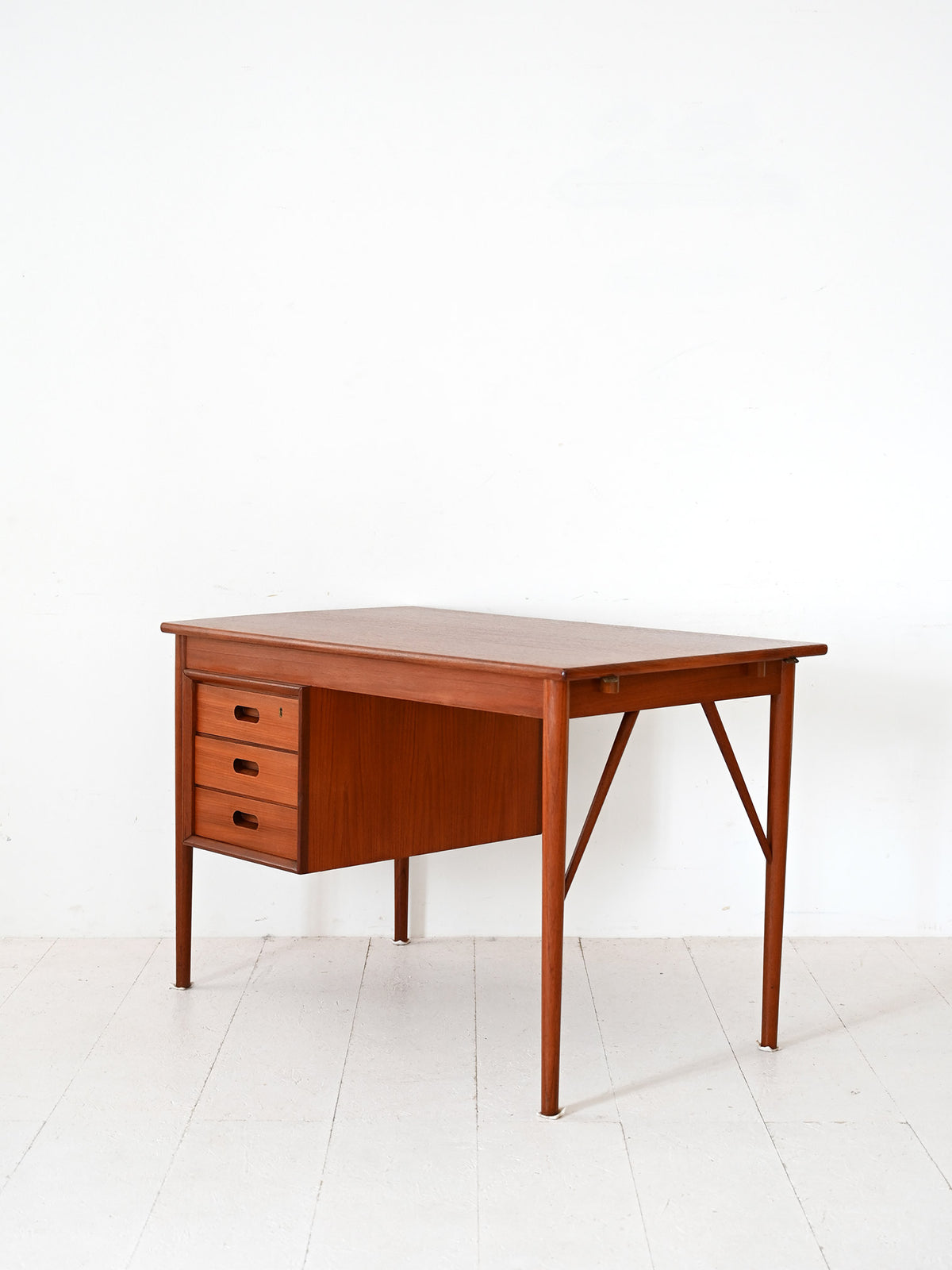 Scrivania scandinava vintage con blocco di cassetti e vano libreria 3