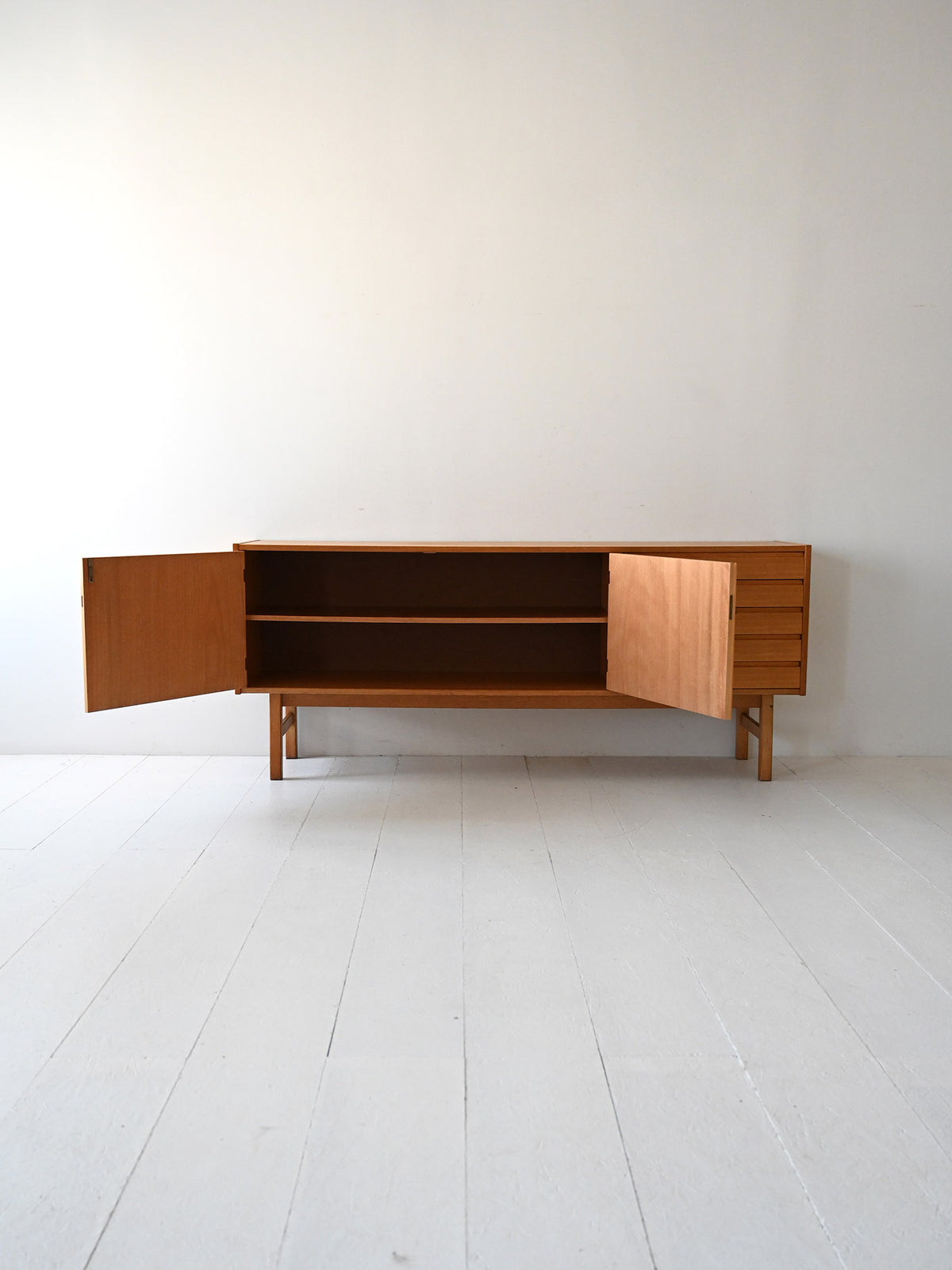 Sideboard scandinavo vintage in rovere con cassetti a latta 2