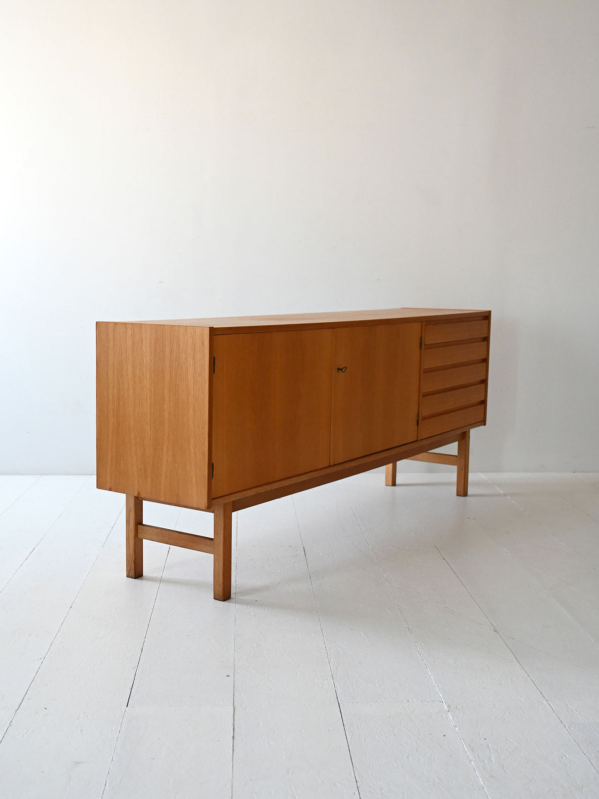Sideboard scandinavo vintage in rovere con cassetti a latta 3