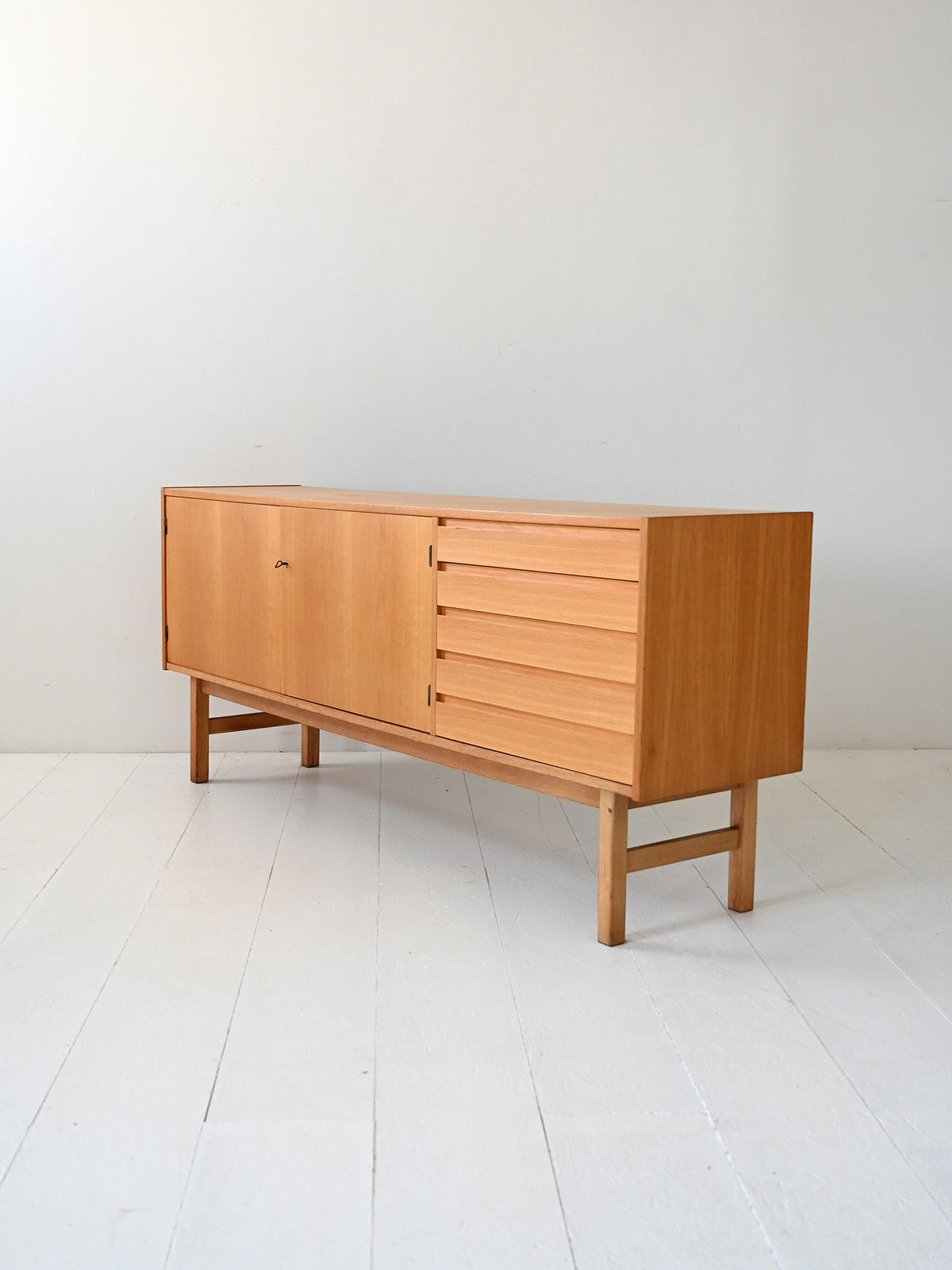 Sideboard scandinavo vintage in rovere con cassetti a latta 4