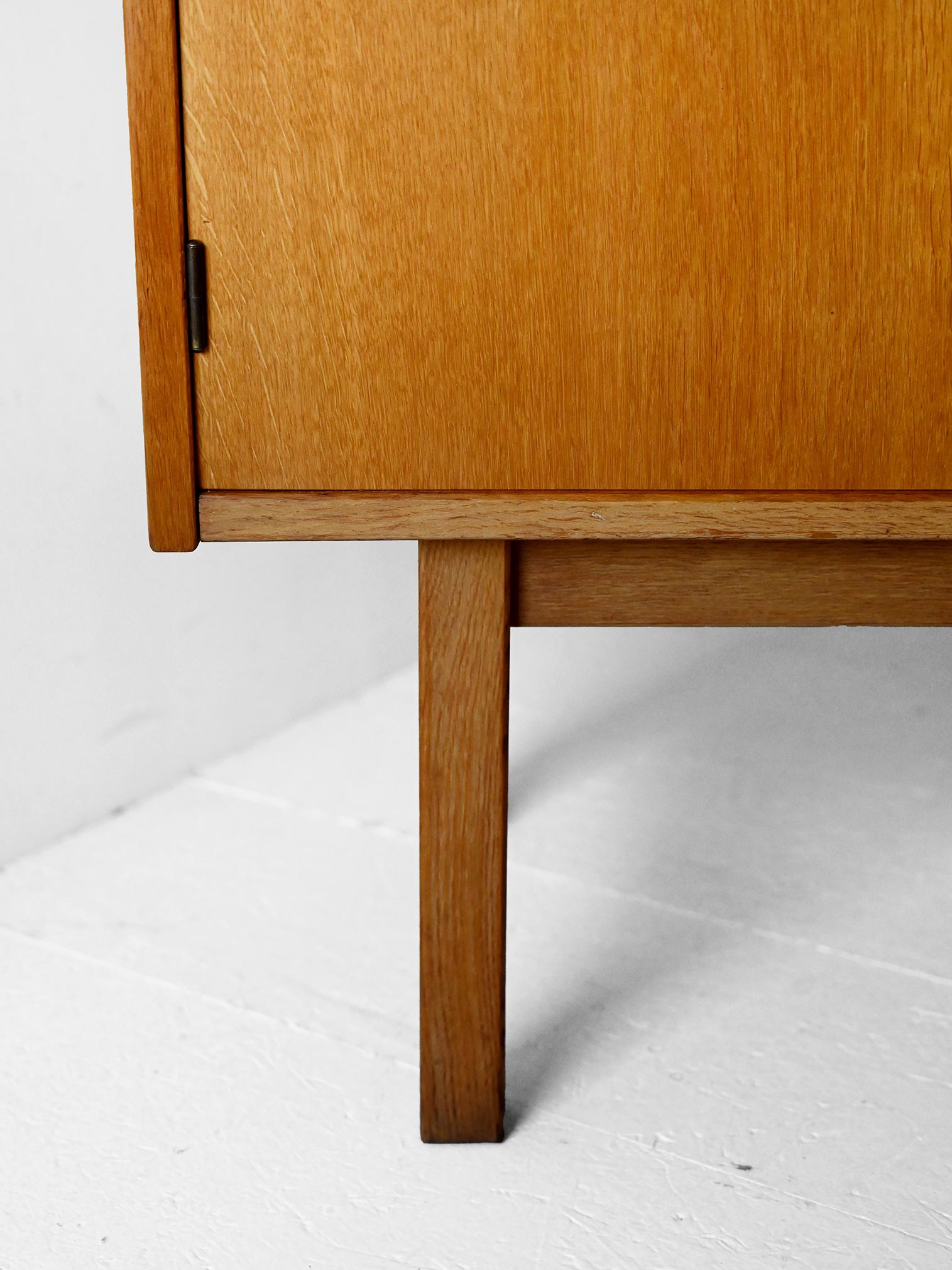 Sideboard scandinavo vintage in rovere con cassetti a latta