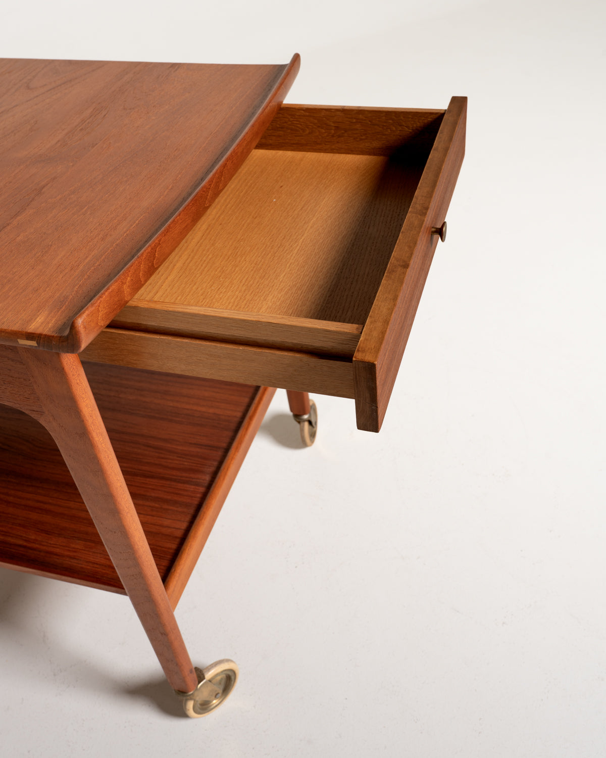 Carrello in teak di Yngvar Sandström per Seffle